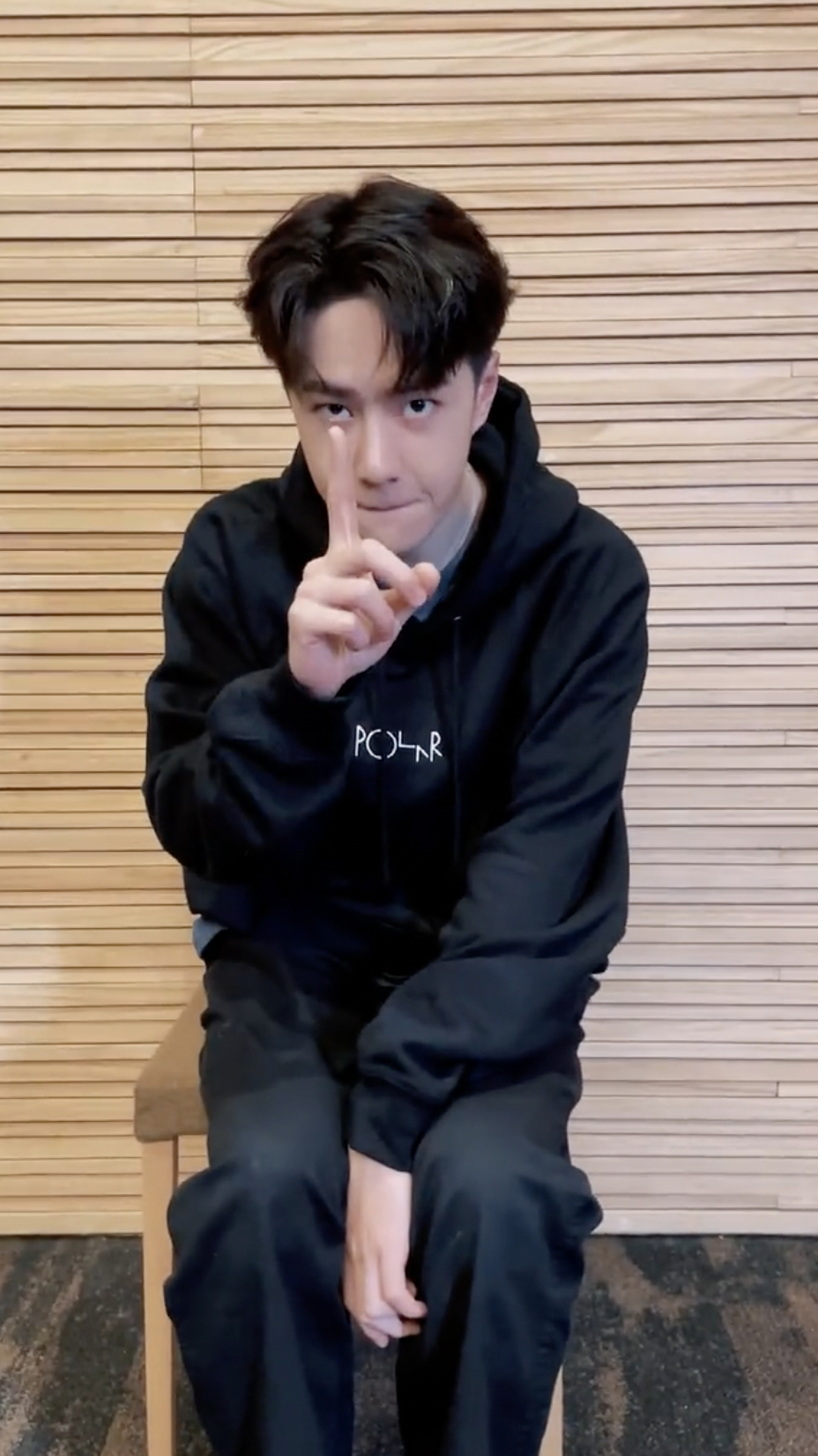 王一博抬头变装 酷盖魅力散发中