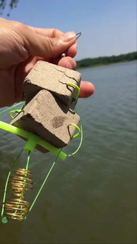 用扁担钩垂钓鲢鳙时,把钩尖刺入饼内再抛出能够防止钩的缠绕!-度小视