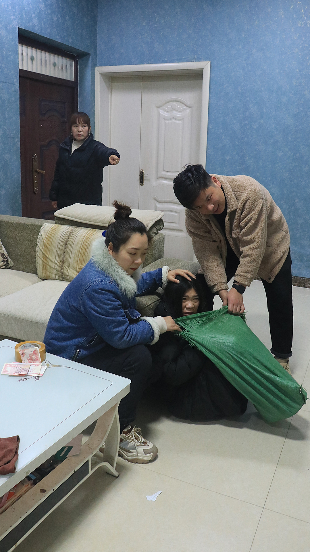 姐姐为救弟弟变傻子弟长大后却要将她装进麻袋结局深思