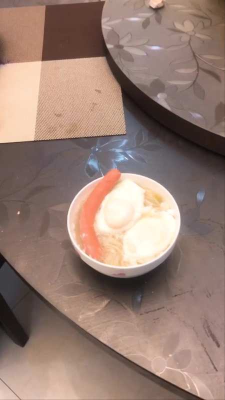 儿子今天考试,放了一根火腿肠两个鸡蛋,寓意一百分!-度小视