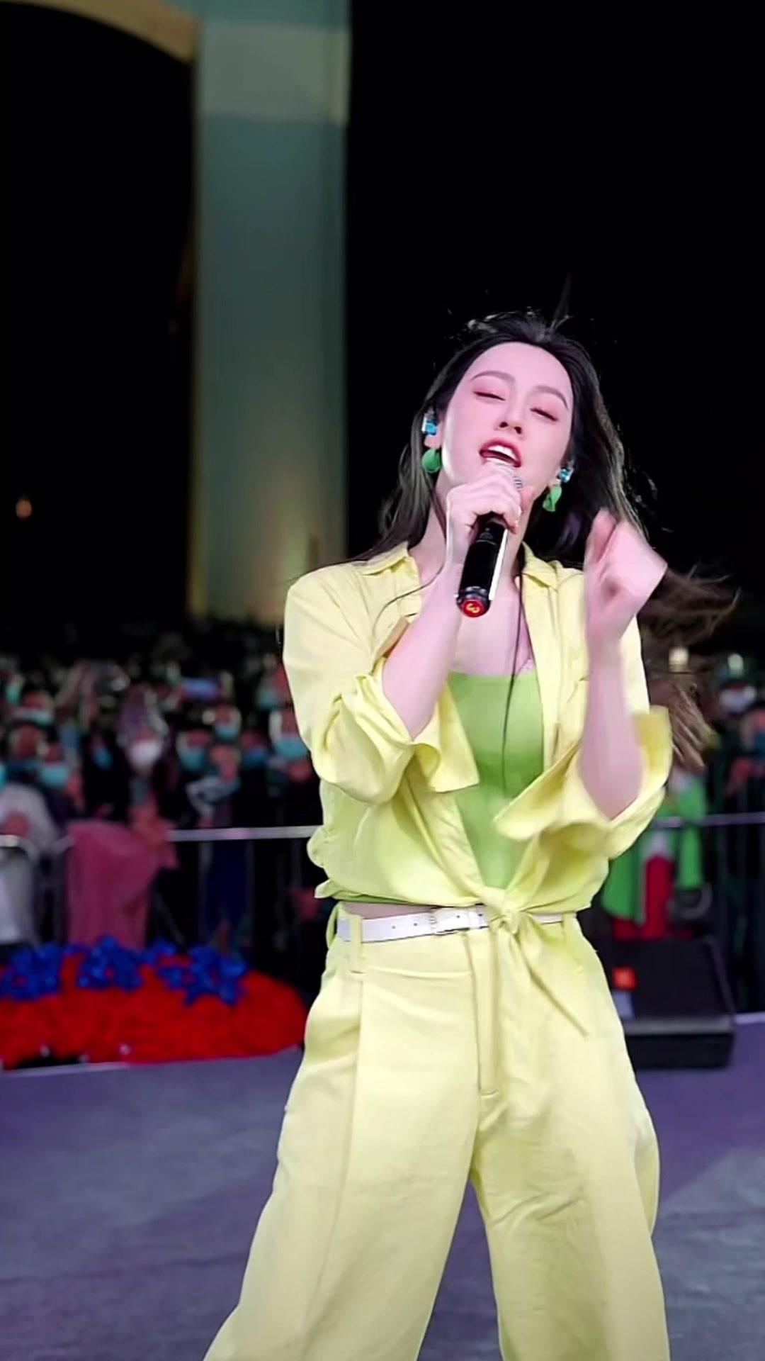 网红歌手唐艺演唱《情字最大》