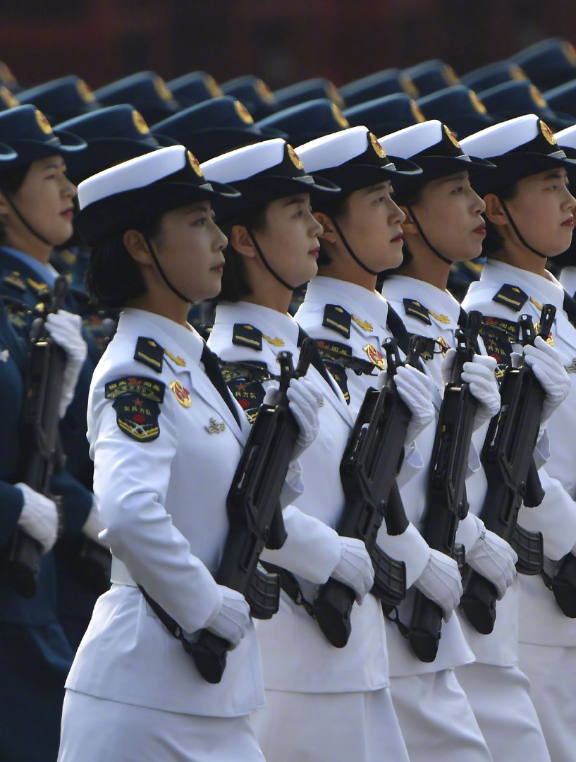 盘点中外六国女兵阅兵对比 乌克兰穿高跟鞋走正步,中国惊艳全场3-度小