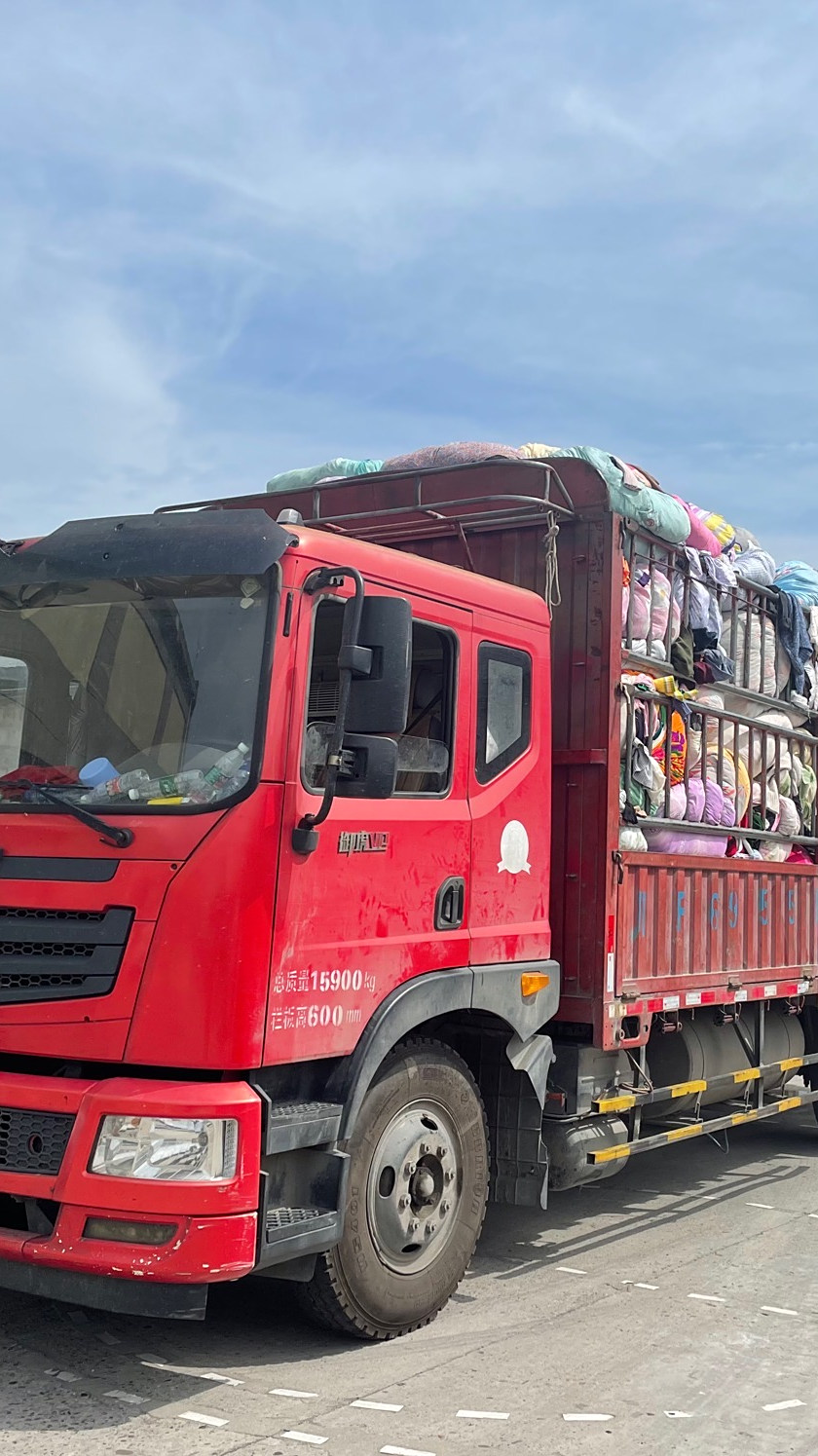 把分拣好的旧衣装车发货