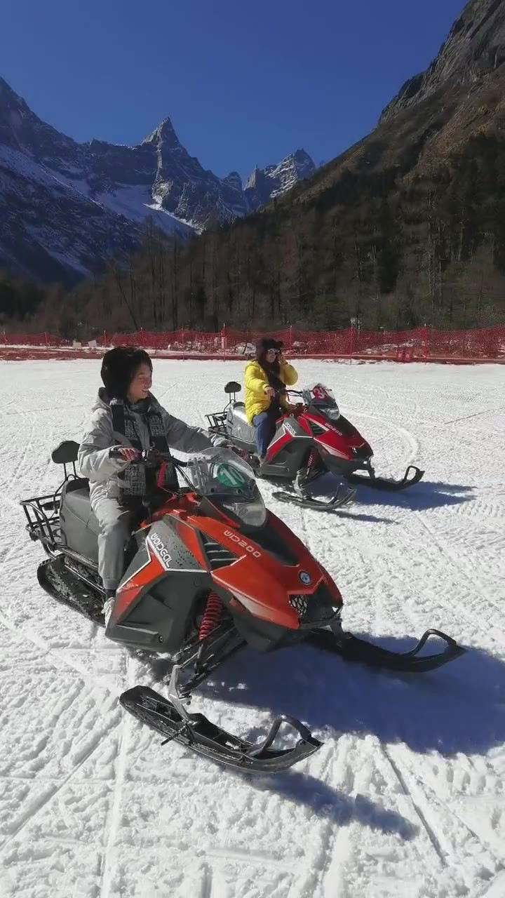 女子雪地摩托车图片图片