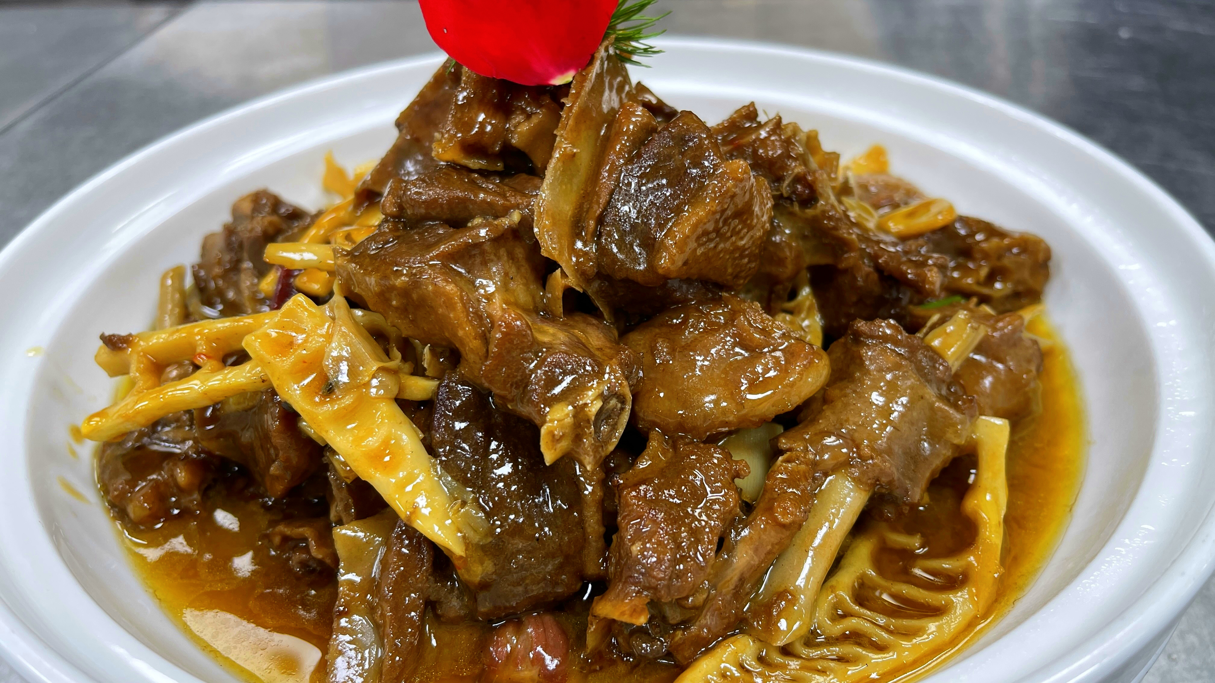 大厨做了一道烧老鹅,有一位老板品尝后赞不绝口,决定高薪聘请