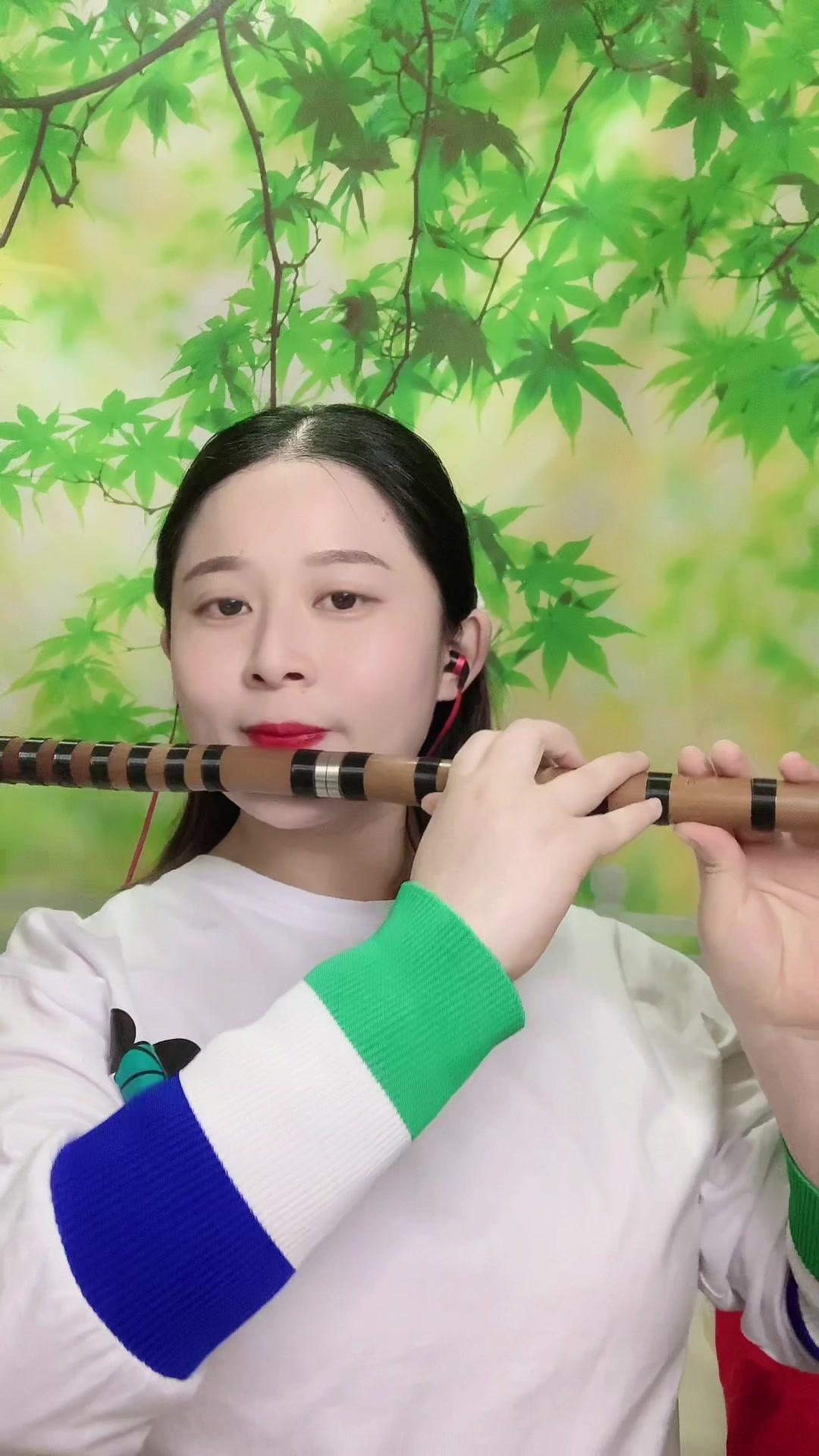 美女竹笛演奏不装饰你的梦