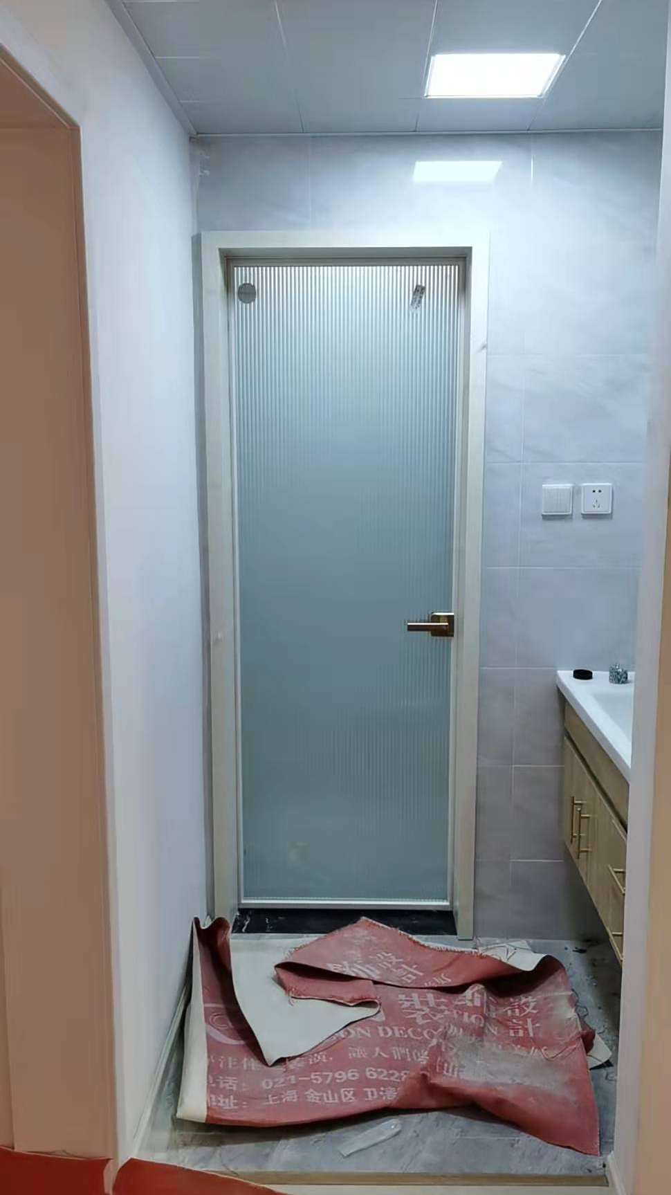 流行的网红极窄长虹玻璃平开门,简约又 耐用!-度小视