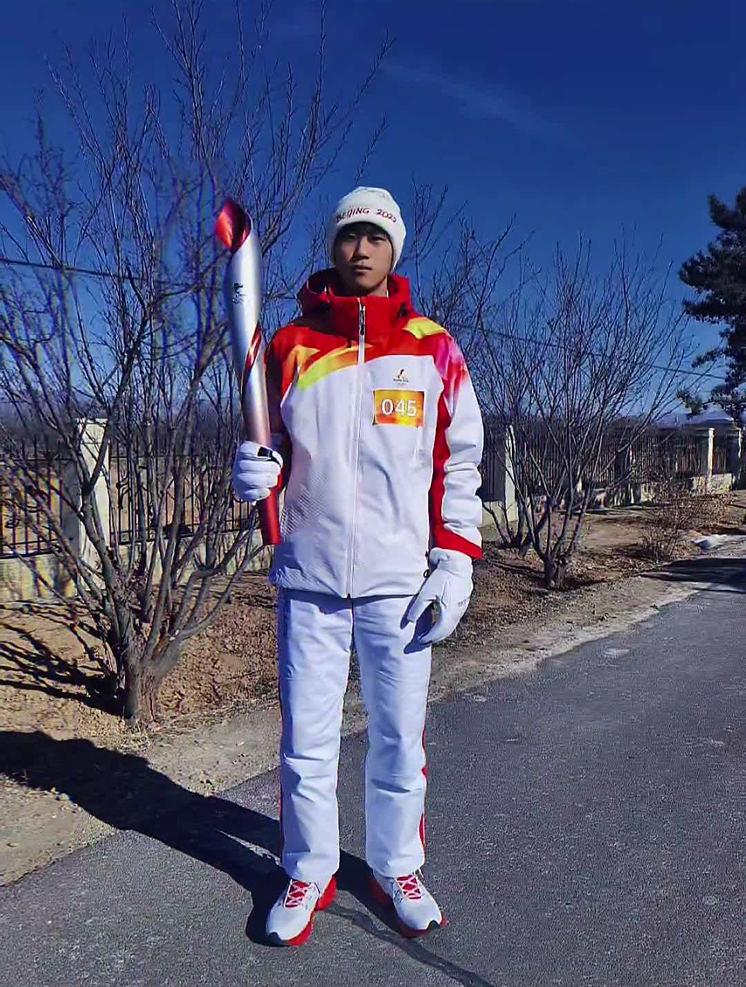 石家庄二中男篮李梓睿完成冬奥会火炬传递任务-度小视