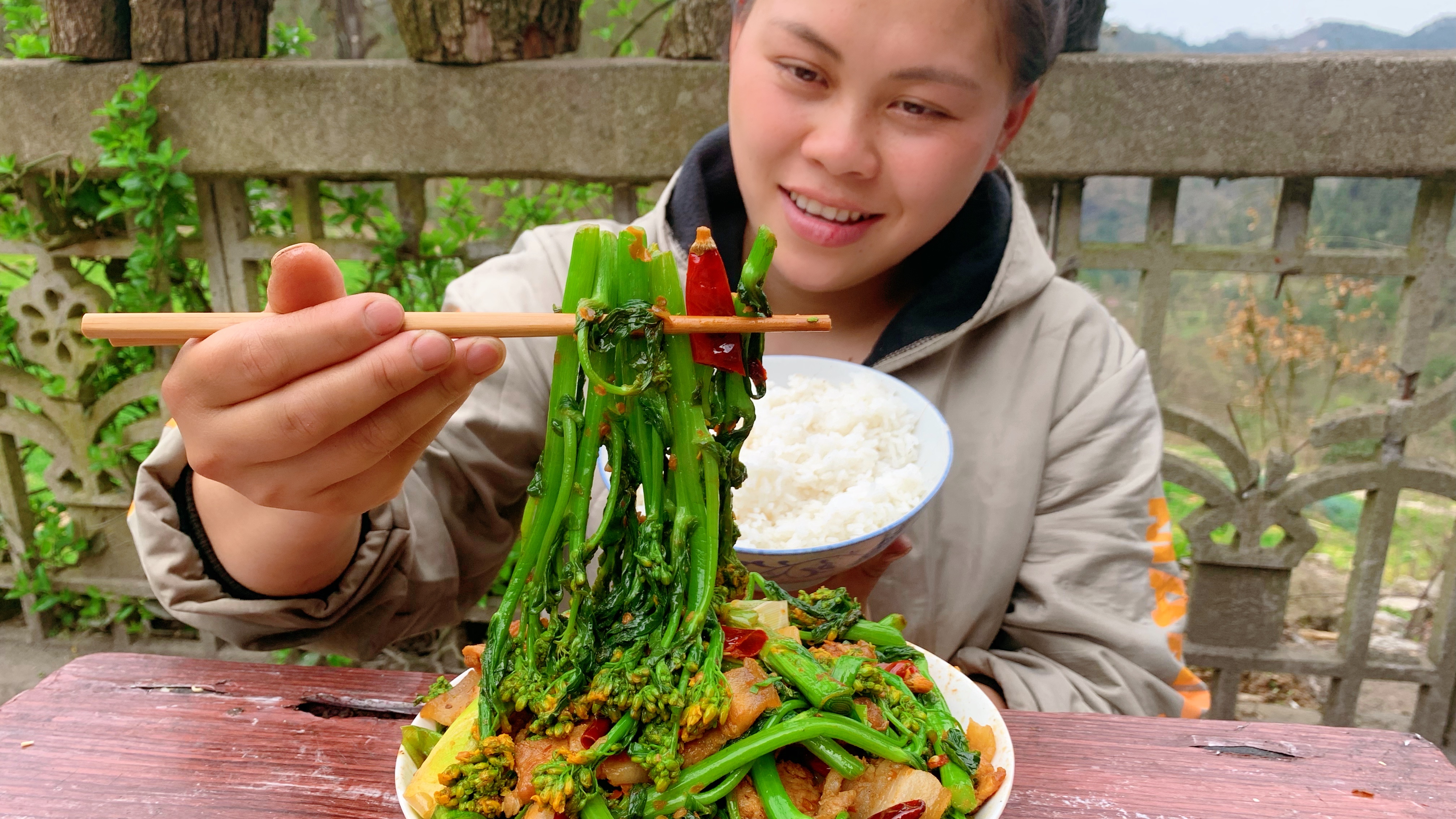 种了很多黄瓜和豆角,再掐一堆白菜花来炒肉,干体力活要吃两碗饭