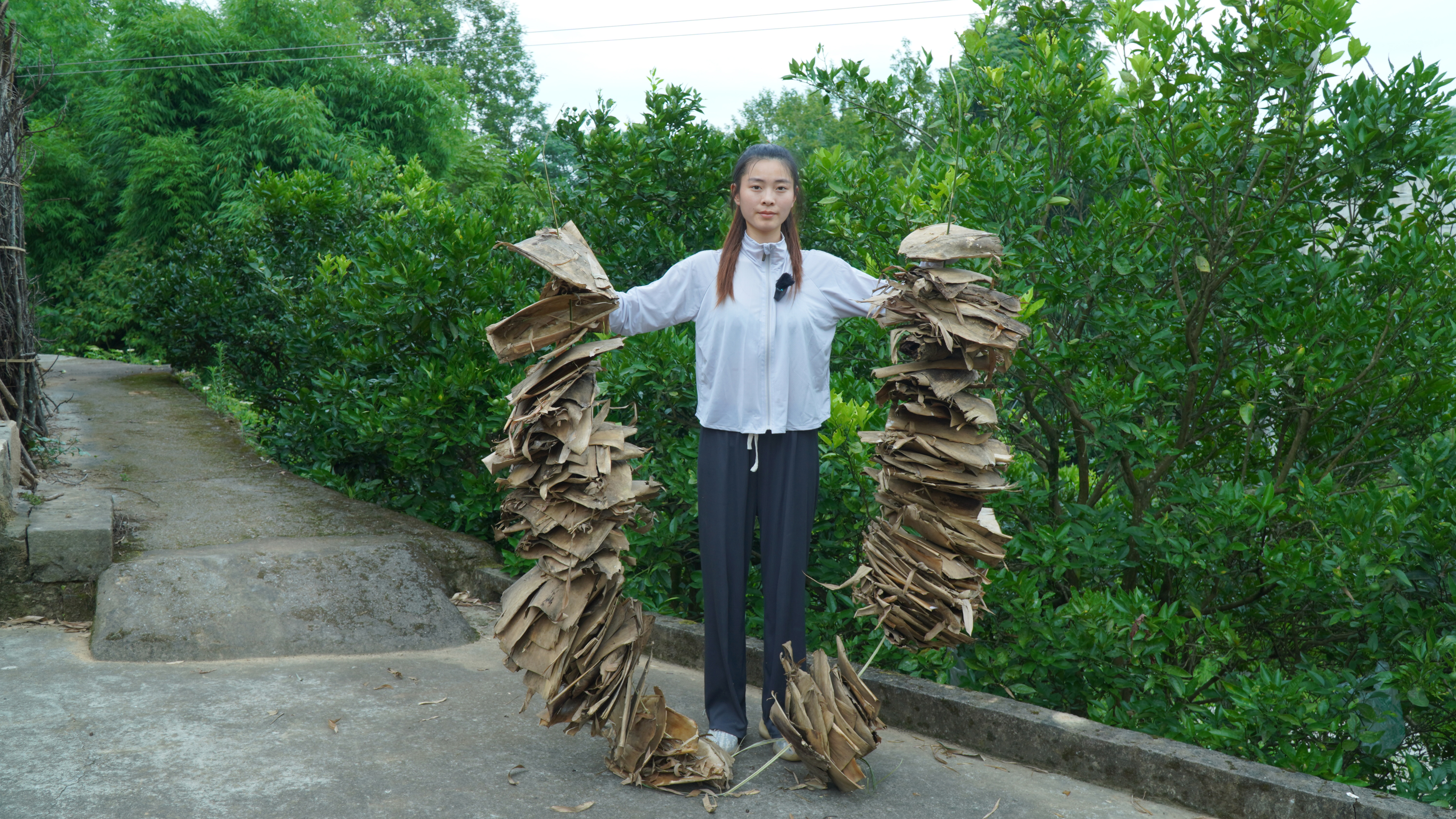 妹子好久没干活了,去竹林里捡竹壳,这算是农村引火神器之一