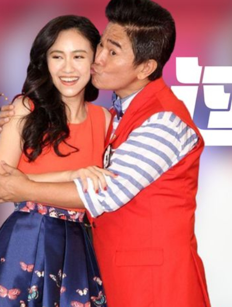 吴宗宪:当众亲吻女儿脸颊,帮其整理抹胸礼服,父女太亲昵引争议-度小视