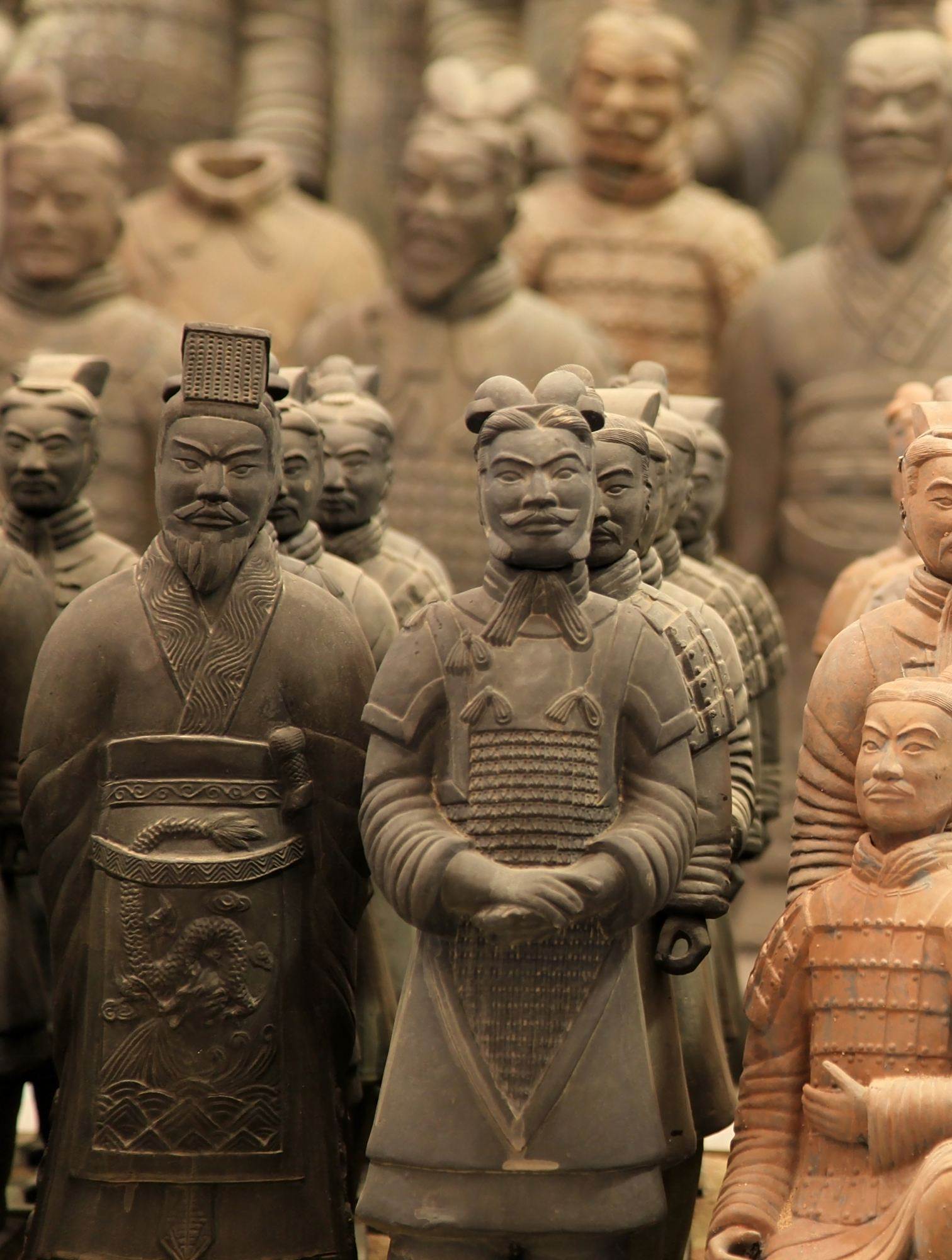 德国小伙假扮兵马俑,私闯俑坑被安保抓住,民警巡查时竟没发现3-度小视