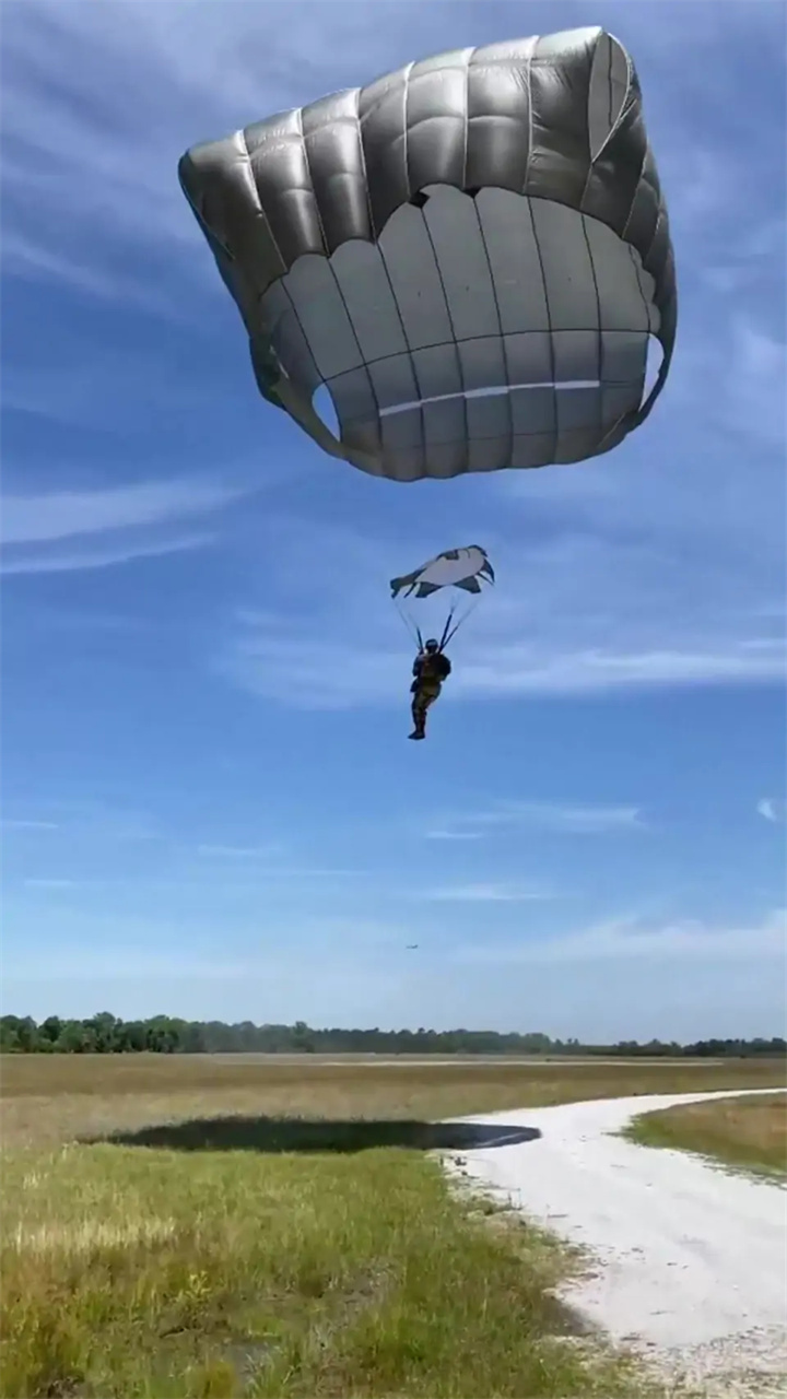 原地用降落伞起飞,这是牛人,怎么做到的?