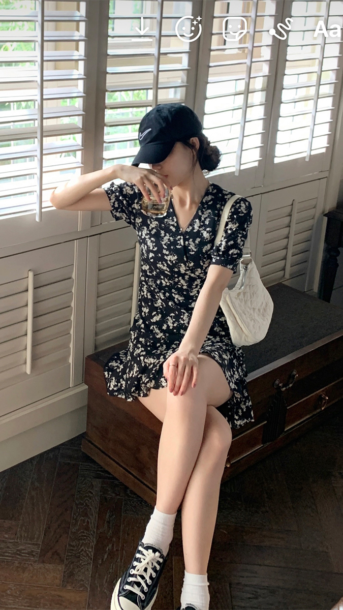 最近流行"碎花裙 帆布鞋",时髦还显瘦,谁穿谁好看