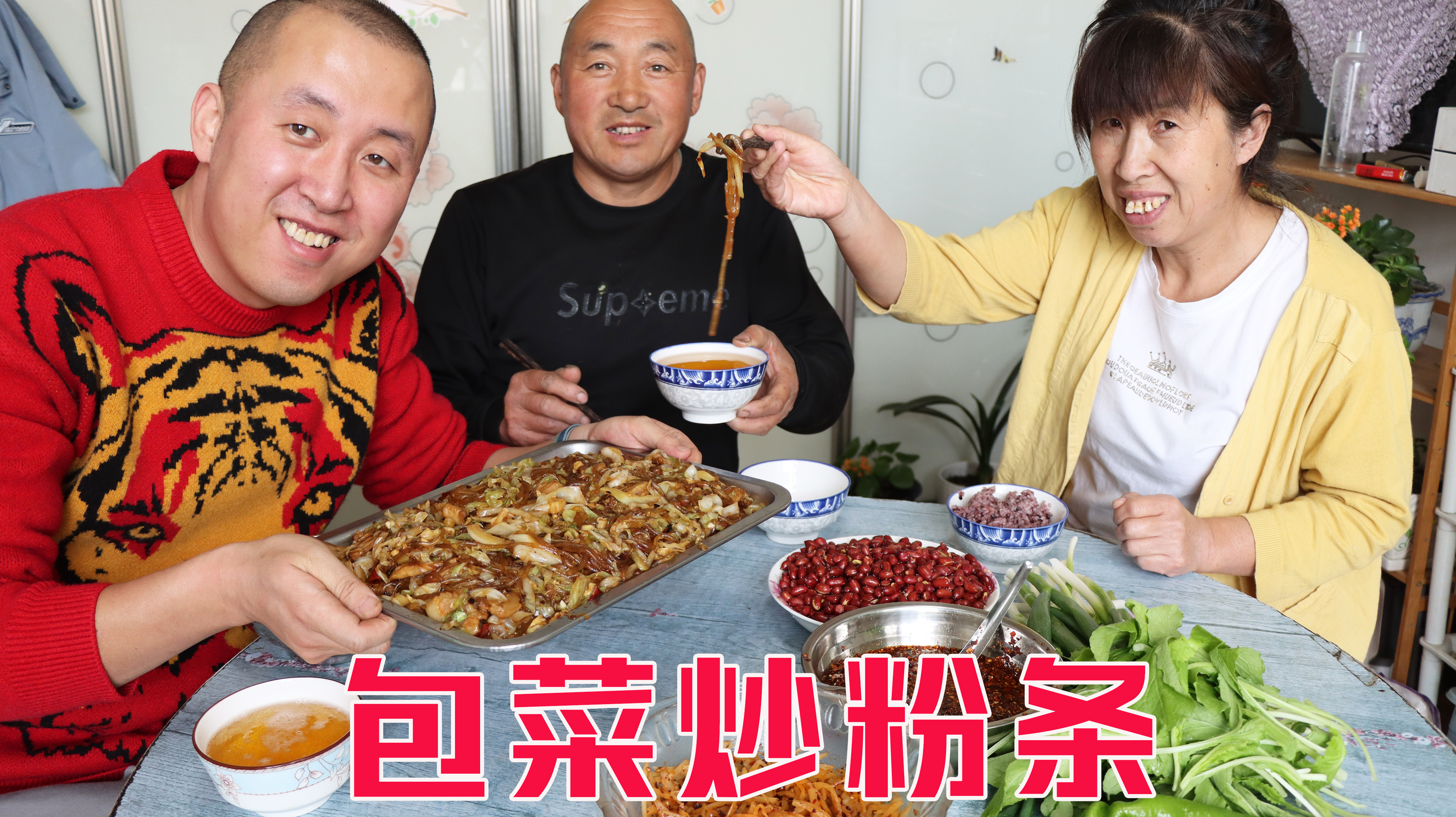 大彭嘴馋真会吃，把包菜炒粉条做出吃大餐的感觉，连吃带喝真高兴