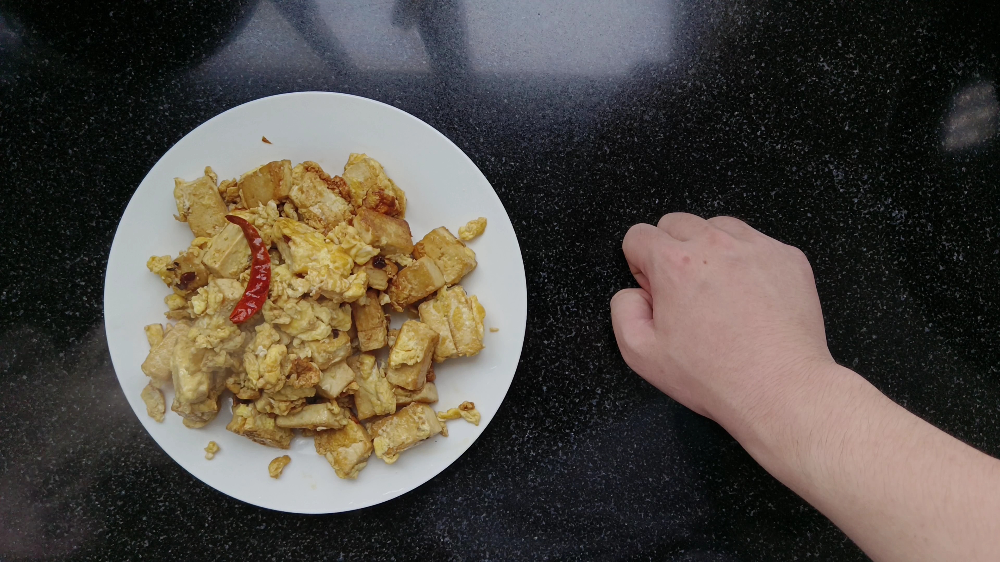 做简单的炒豆腐鸡蛋吃,配大米好吃,辣椒越辣越好