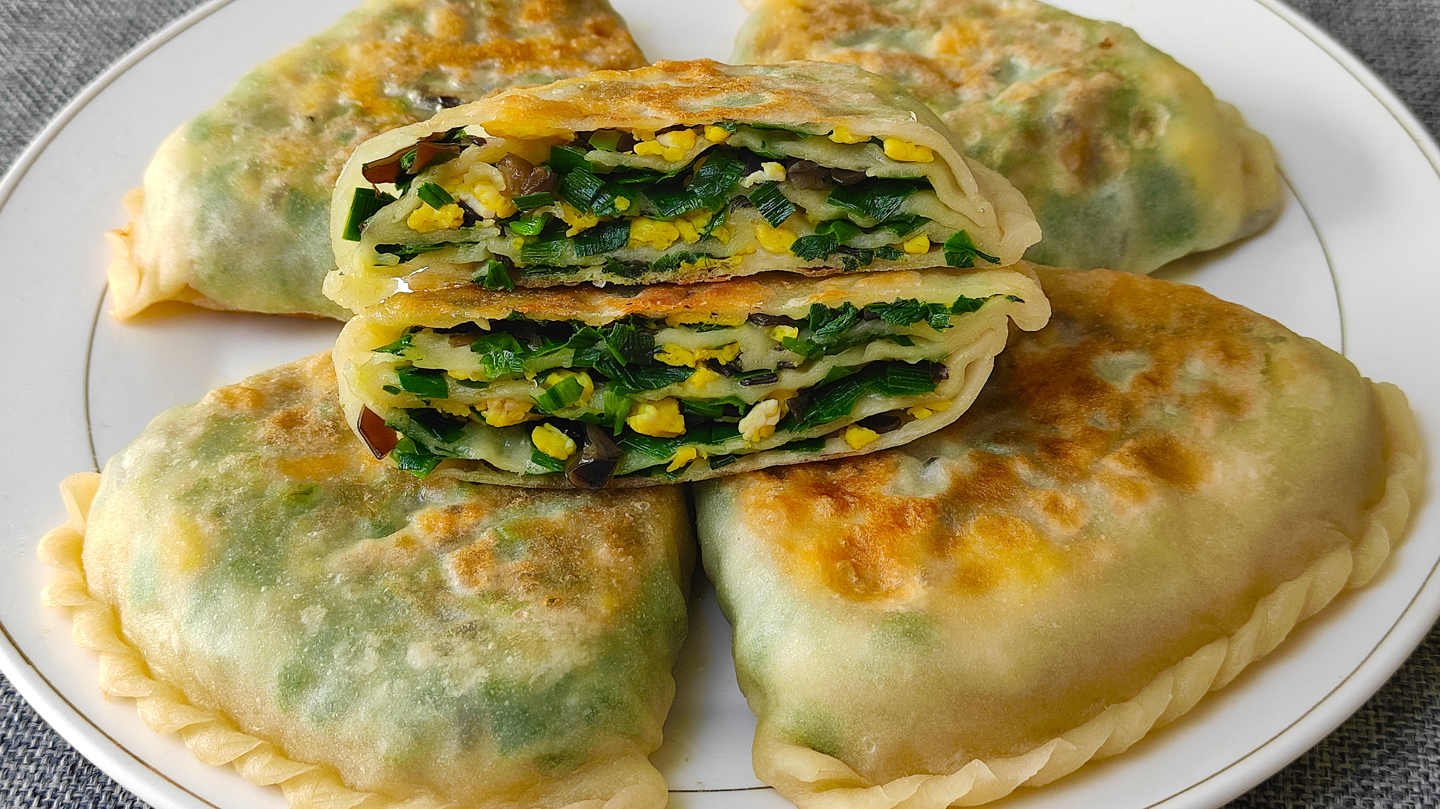 韭菜盒子超好吃的做法，皮薄馅大，层次丰富，好看又好吃，真解馋