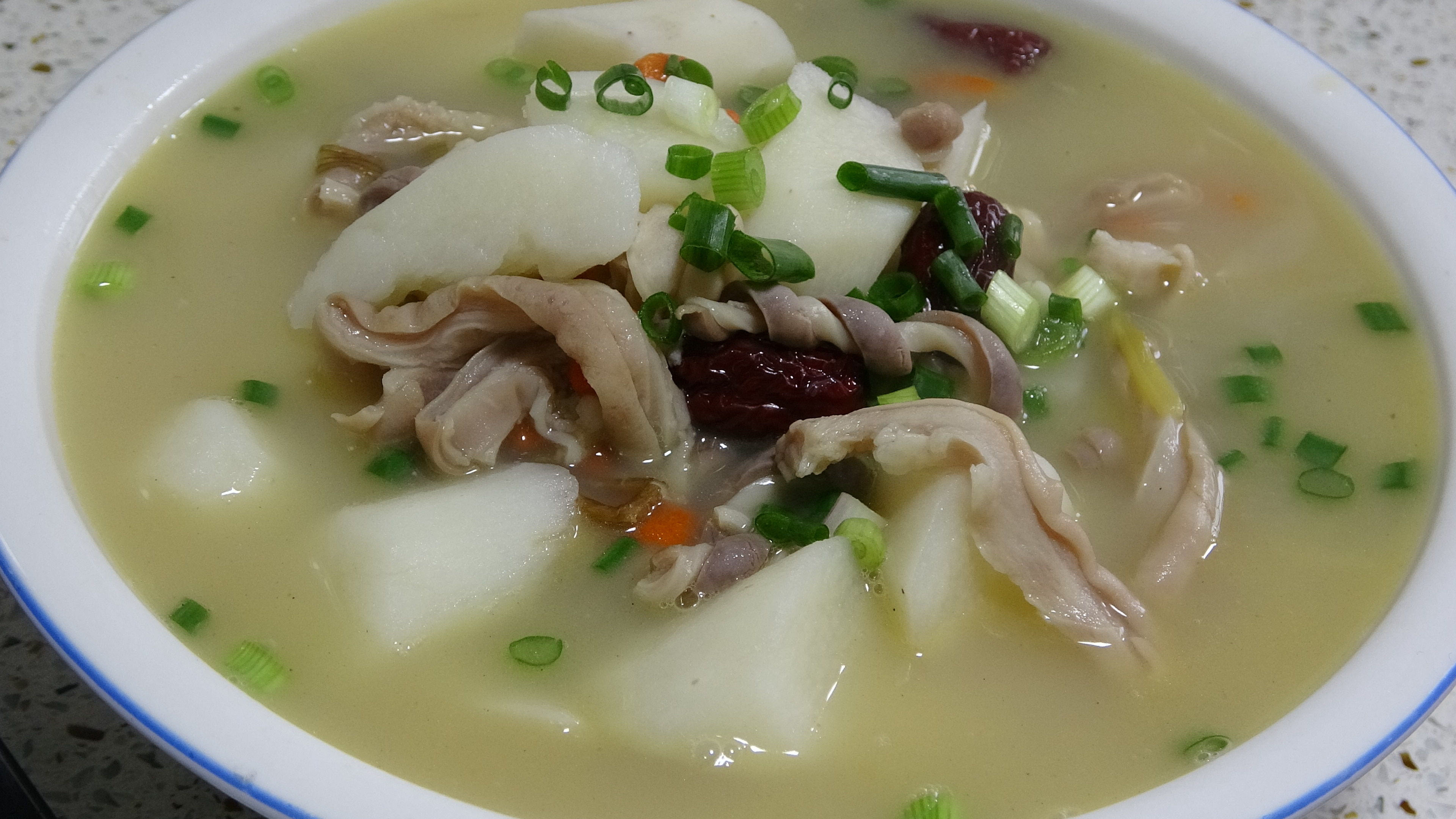 老妈来了,做一道家常菜“山药猪肚汤”,汤汁浓稠,营养美味