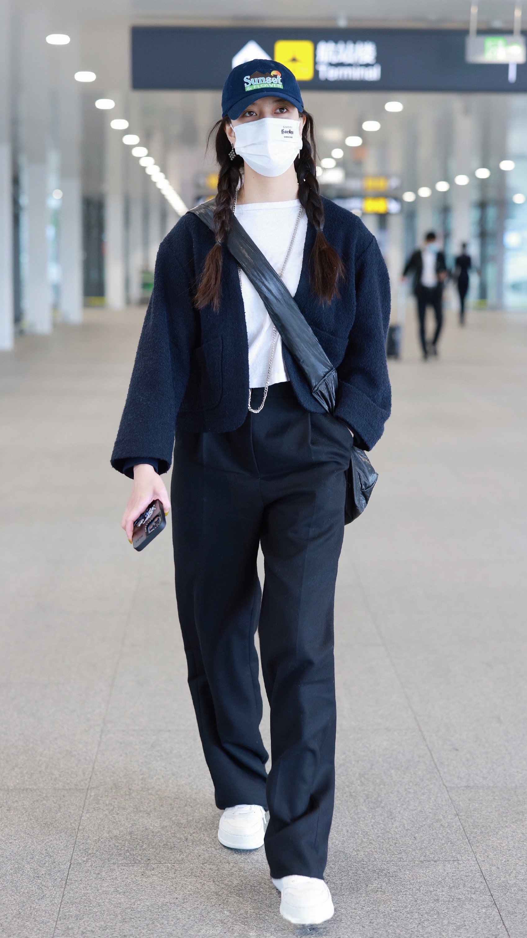 宋妍霏现身机场,黑色针织开衫 白tee 西装裤 棒球帽率性高级