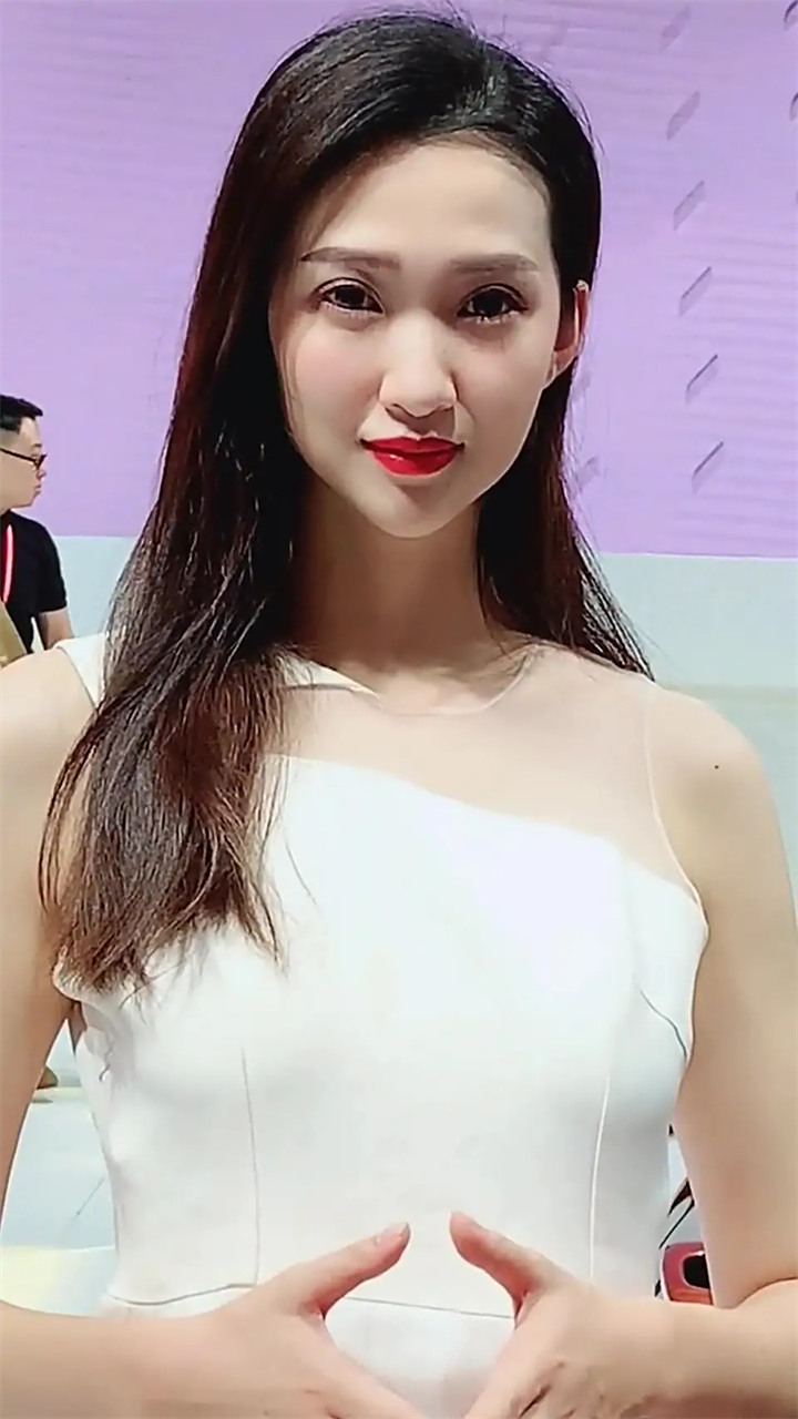 耐看型的美女车模,五官精致,越看越漂亮!