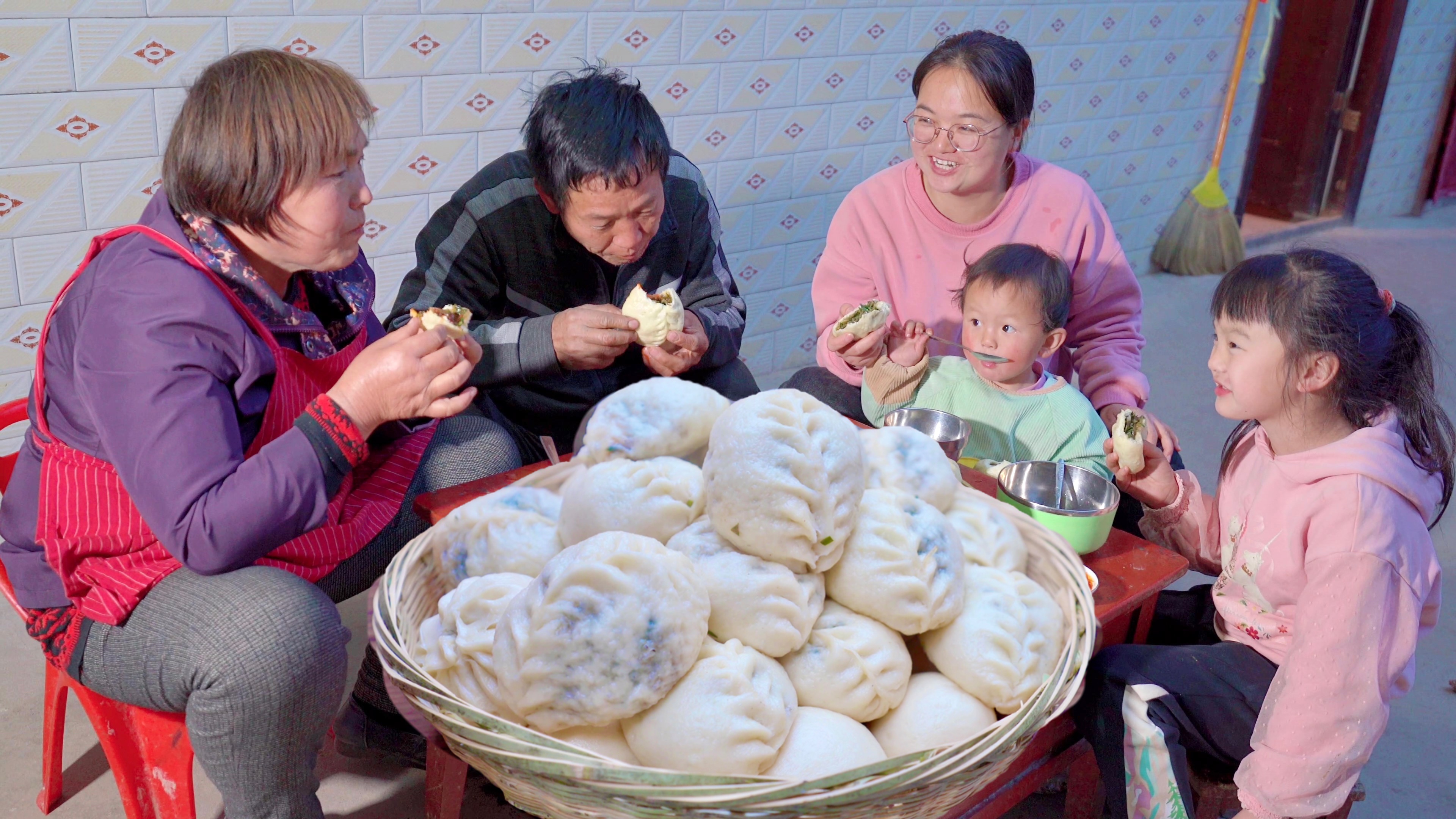 门口割把韭菜，蒸一锅韭菜包子，灌上辣子醋水水美得很！