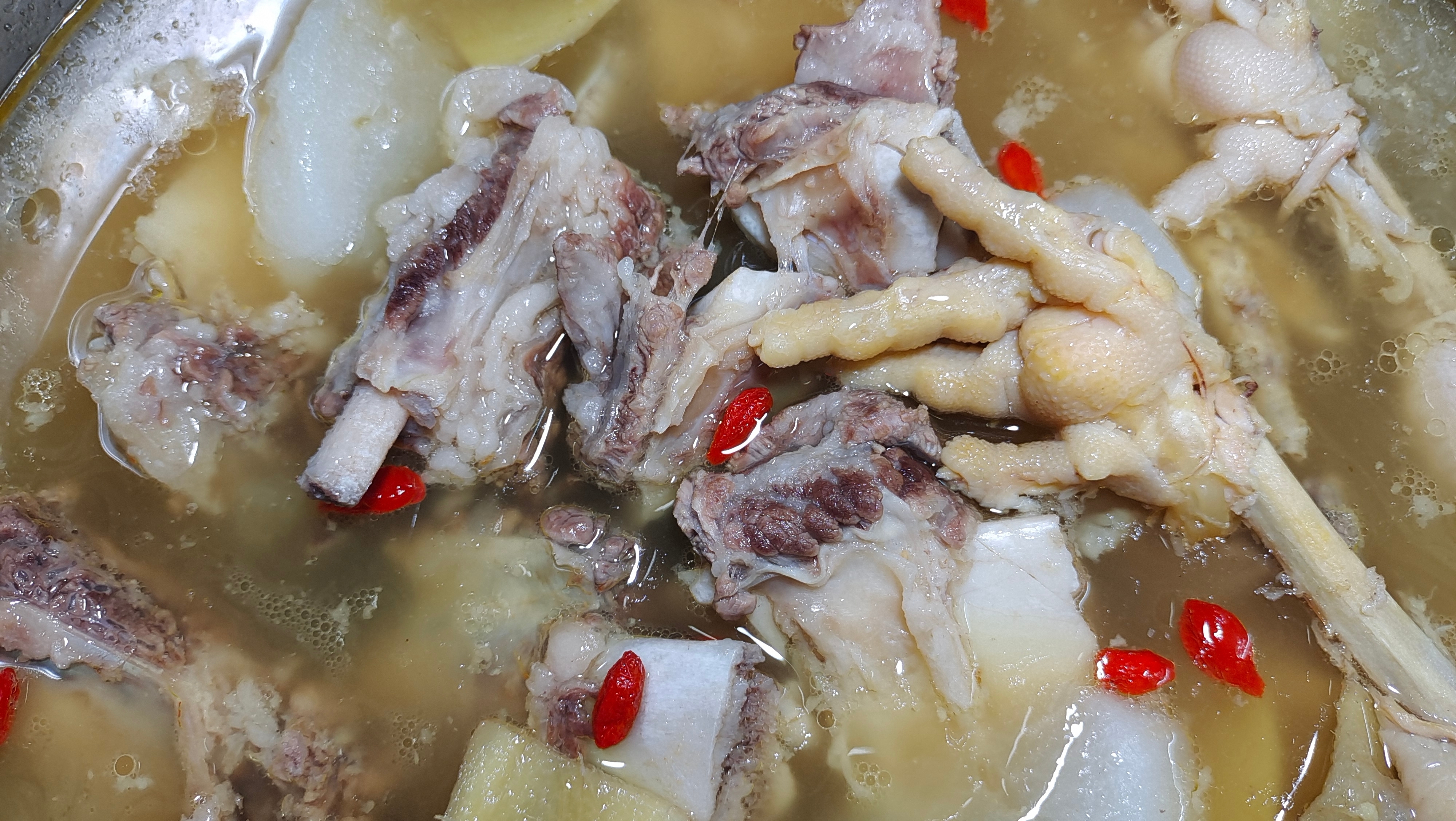 牛排骨萝卜汤,汤鲜肉烂,多喝可以补钙壮骨