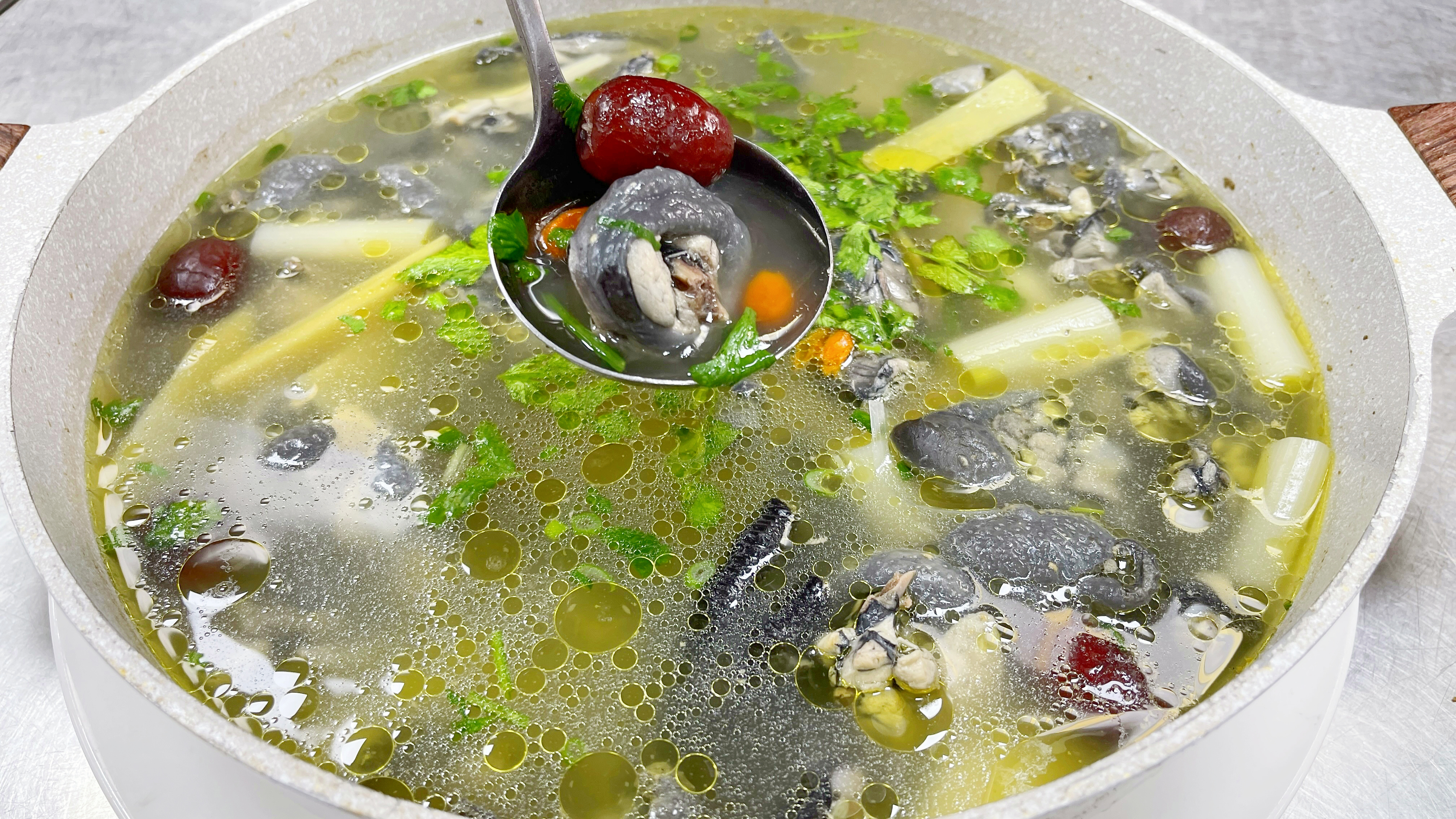 春季疲乏易困，多喝乌鸡汤，记住2个诀窍，做出来汤鲜美味又营养