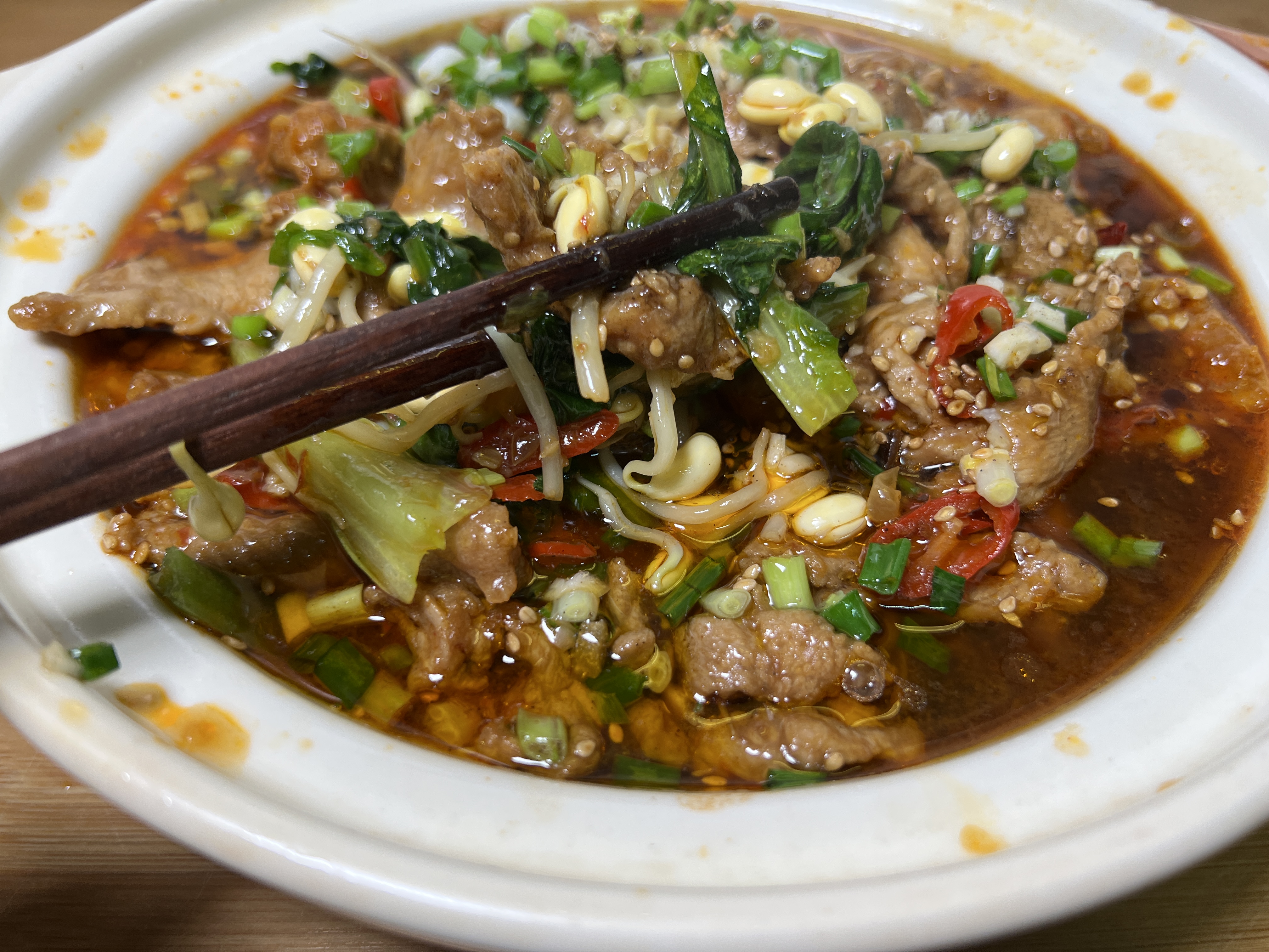 水煮肉片的家常做法,肉片鲜嫩不柴,加油麦菜和豆芽,香辣超过瘾