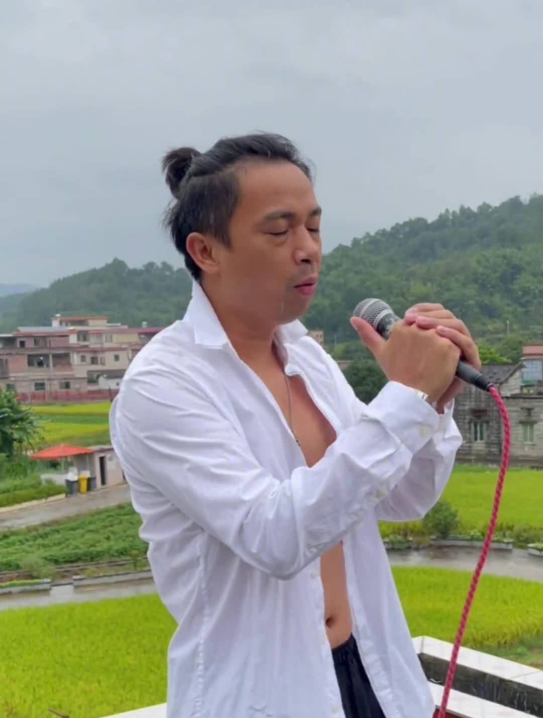 在天台等一天了,终于刮风了!我们这些人光少勤台风圆规-度小视