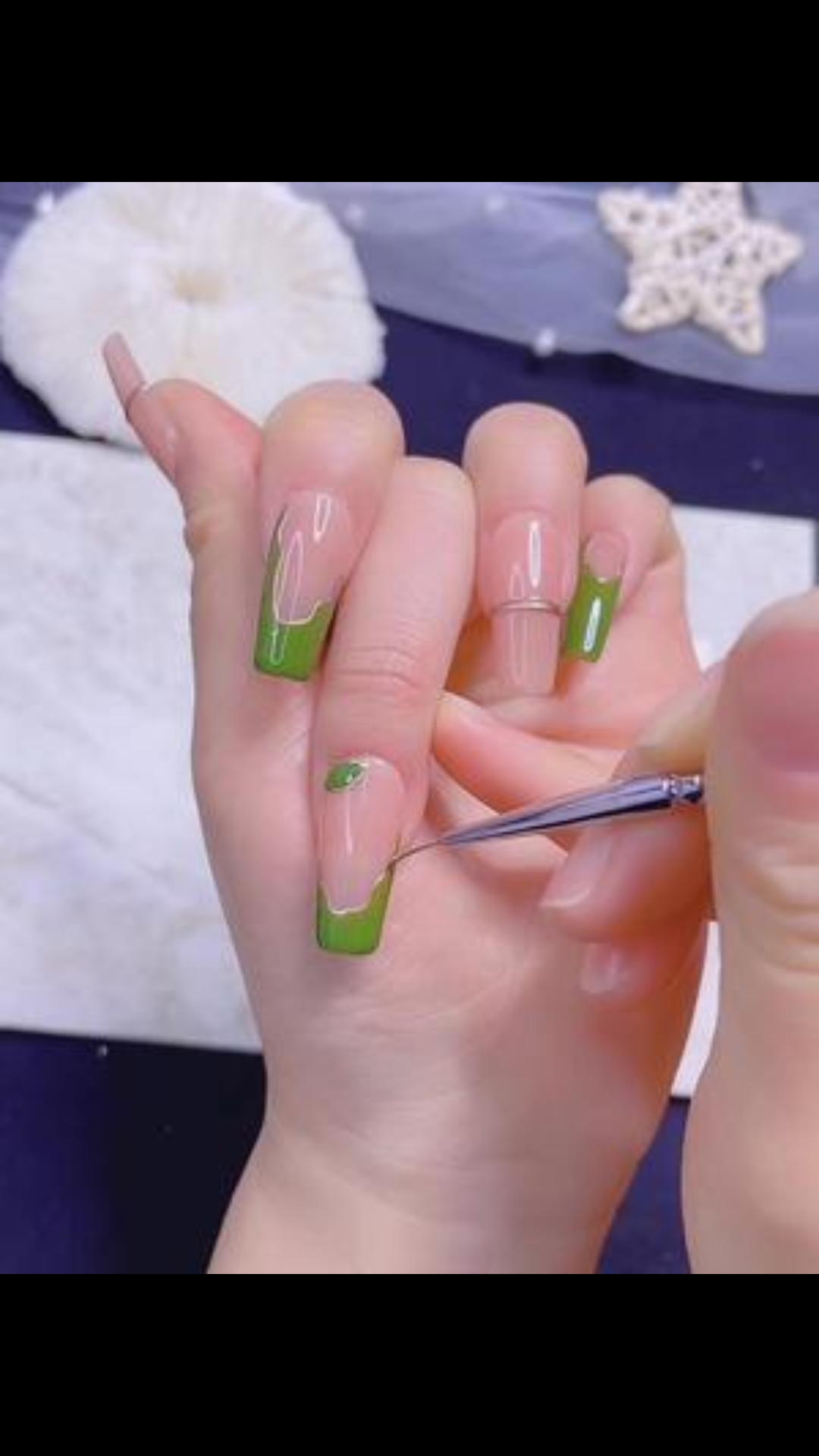 橄榄绿做不规则色块金属胶勾边美甲太好看了