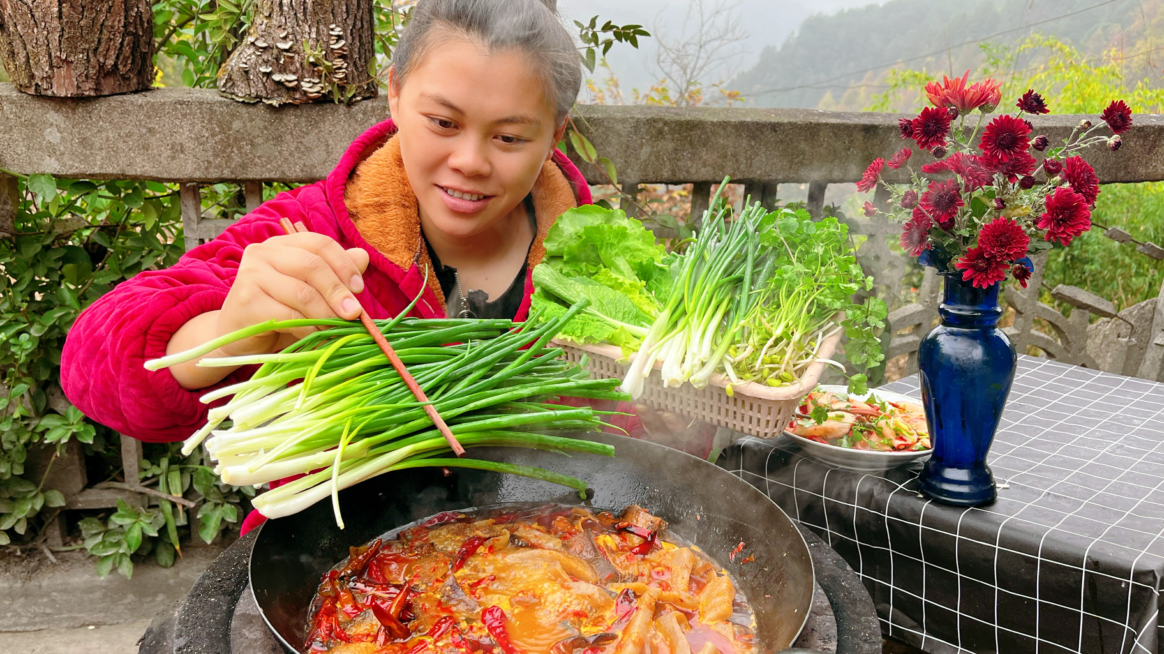 今天洗了一块老腊肉,加堆辣椒做爆辣火锅,配着酸萝卜把菜吃到饱