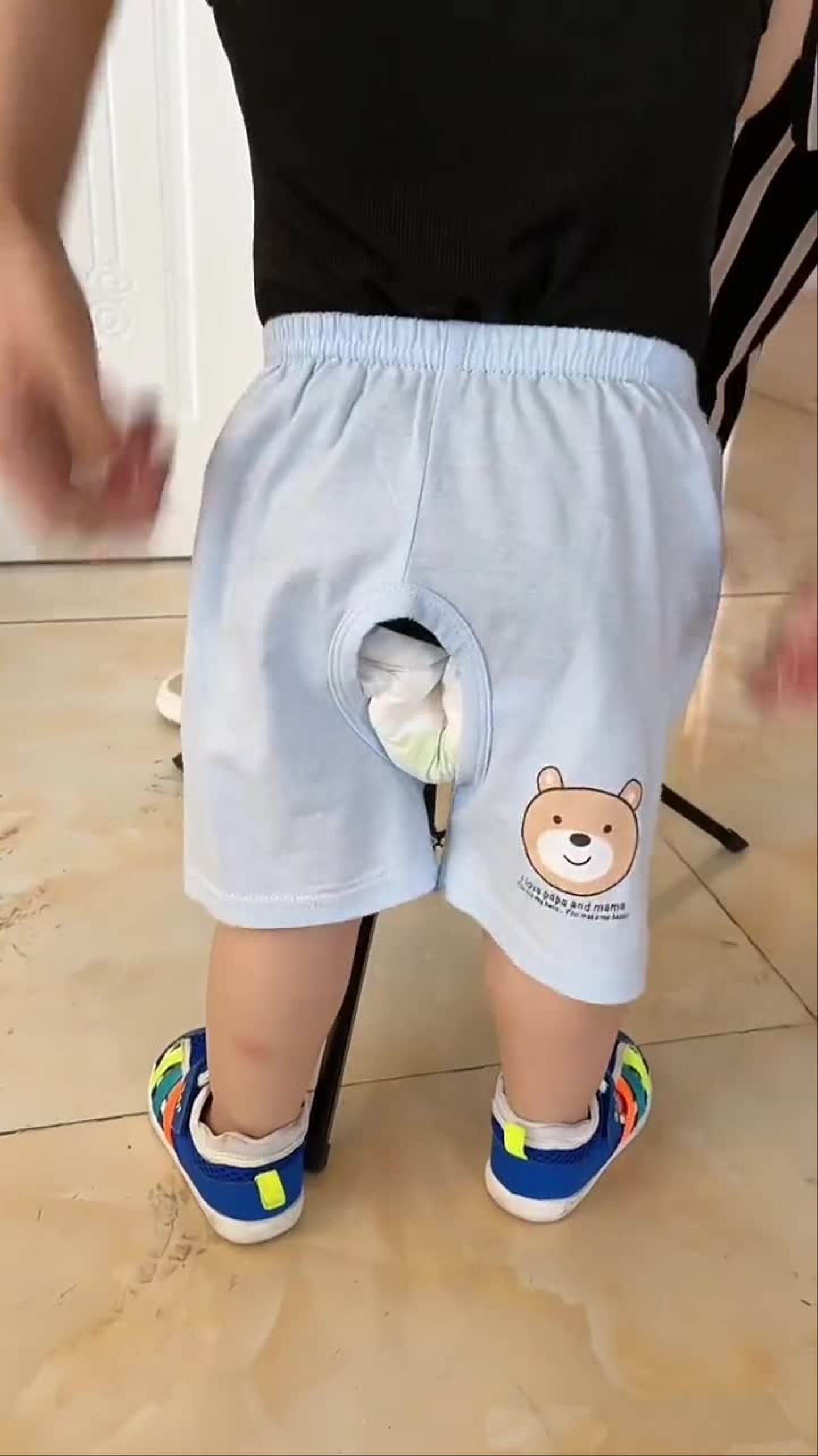 夏天热,穿纸尿裤容易红屁屁,开裆裤凉快