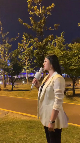 美女罗娇直播唱歌,动听的歌声再次唱响,引行人纷纷留步拍摄