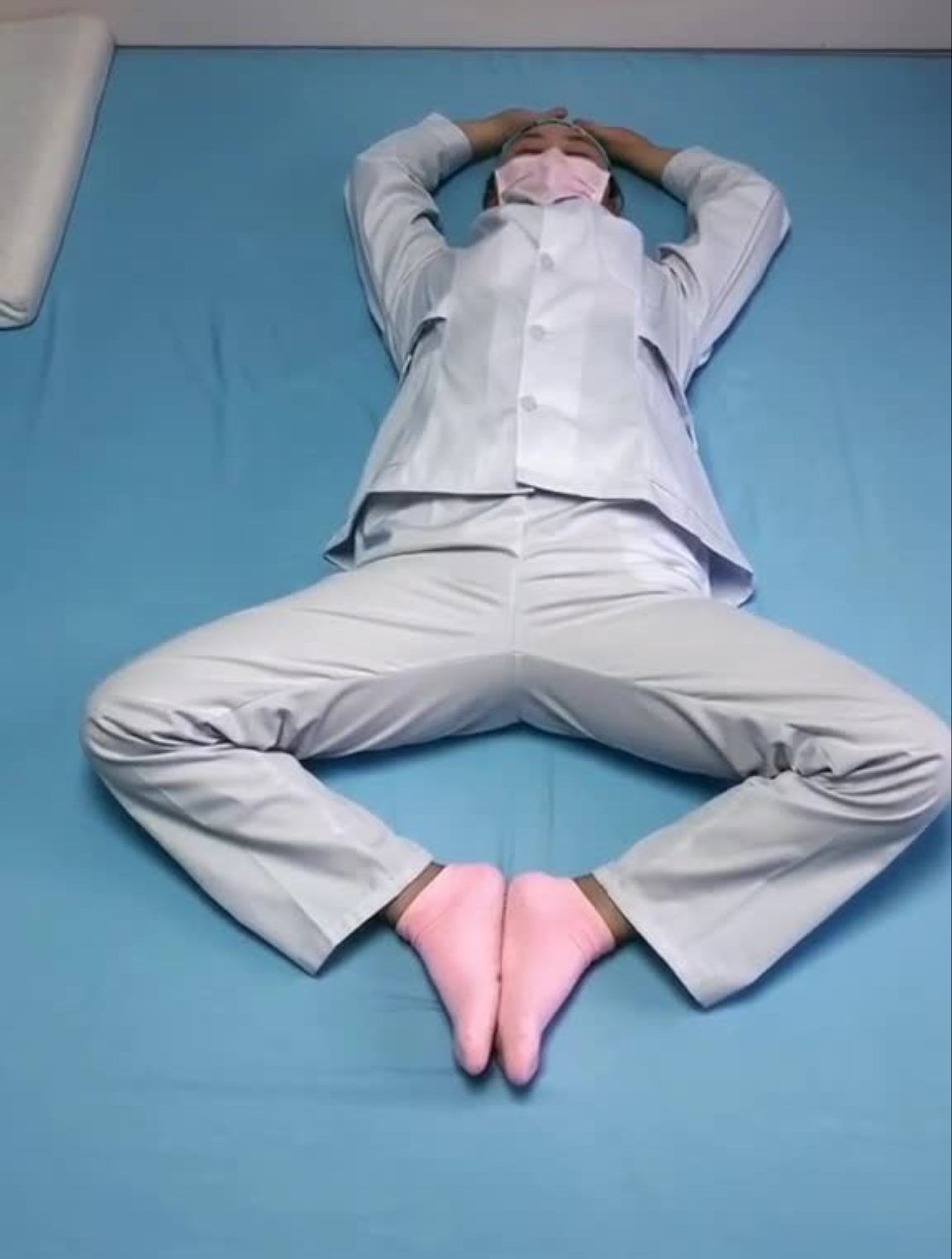 双脚并拢靠近身体,膝关节尽量下压,手臂伸展打开腋窝