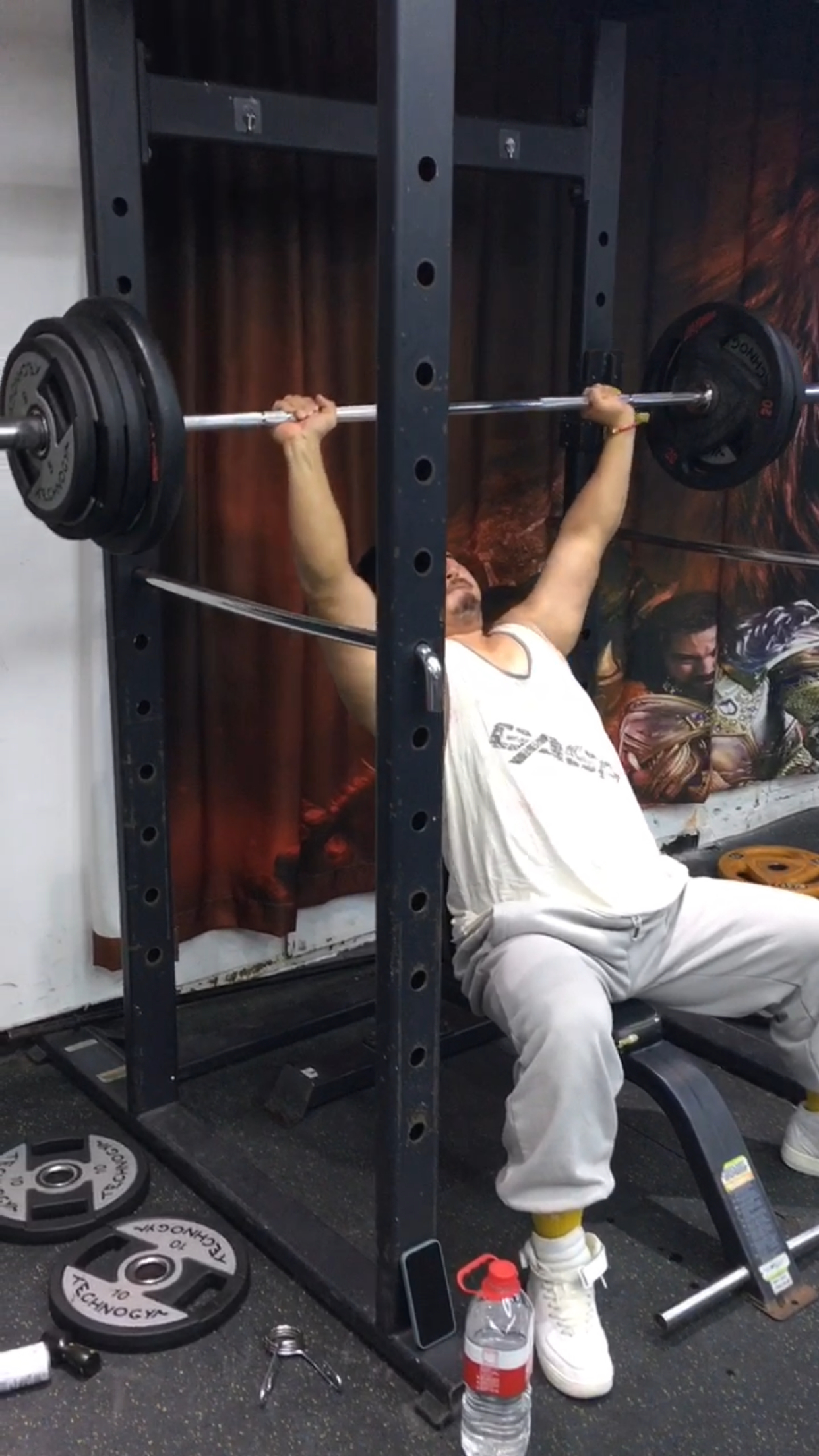 又一位健身房力量举大佬级别的高手闪亮登场!110公斤 杠铃推肩