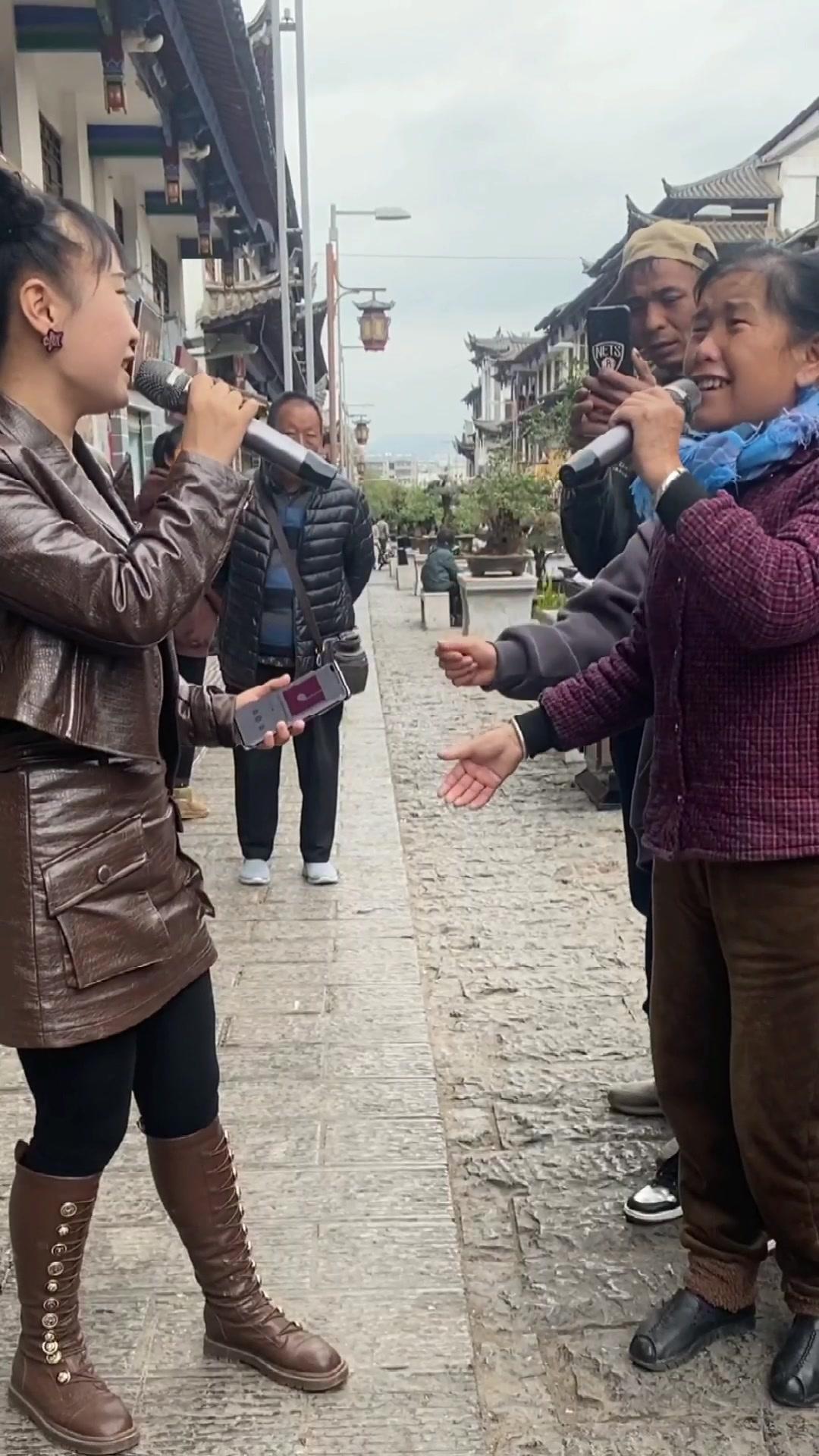 飞燕和妈妈pk一首遇上你是我的缘