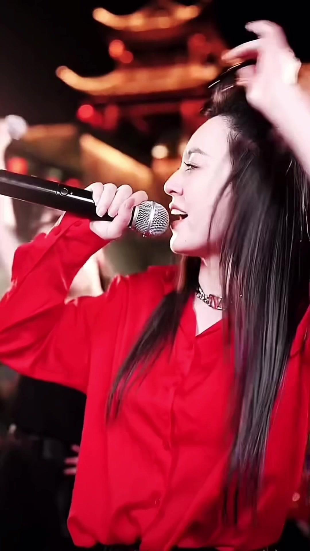 网红歌手唐艺演唱歌曲太想念