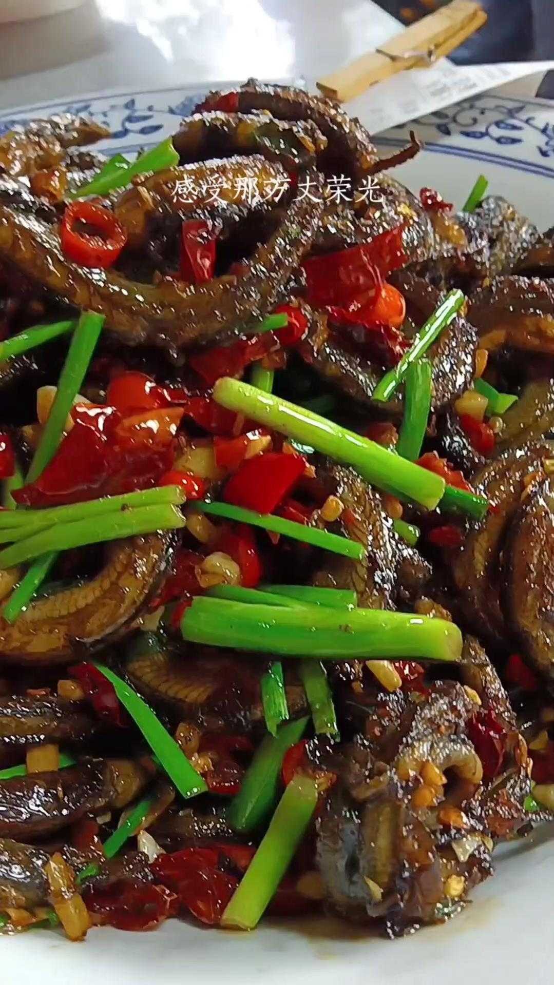 手撕太极图不怕鳝鱼带汤,就怕鳝鱼带香!