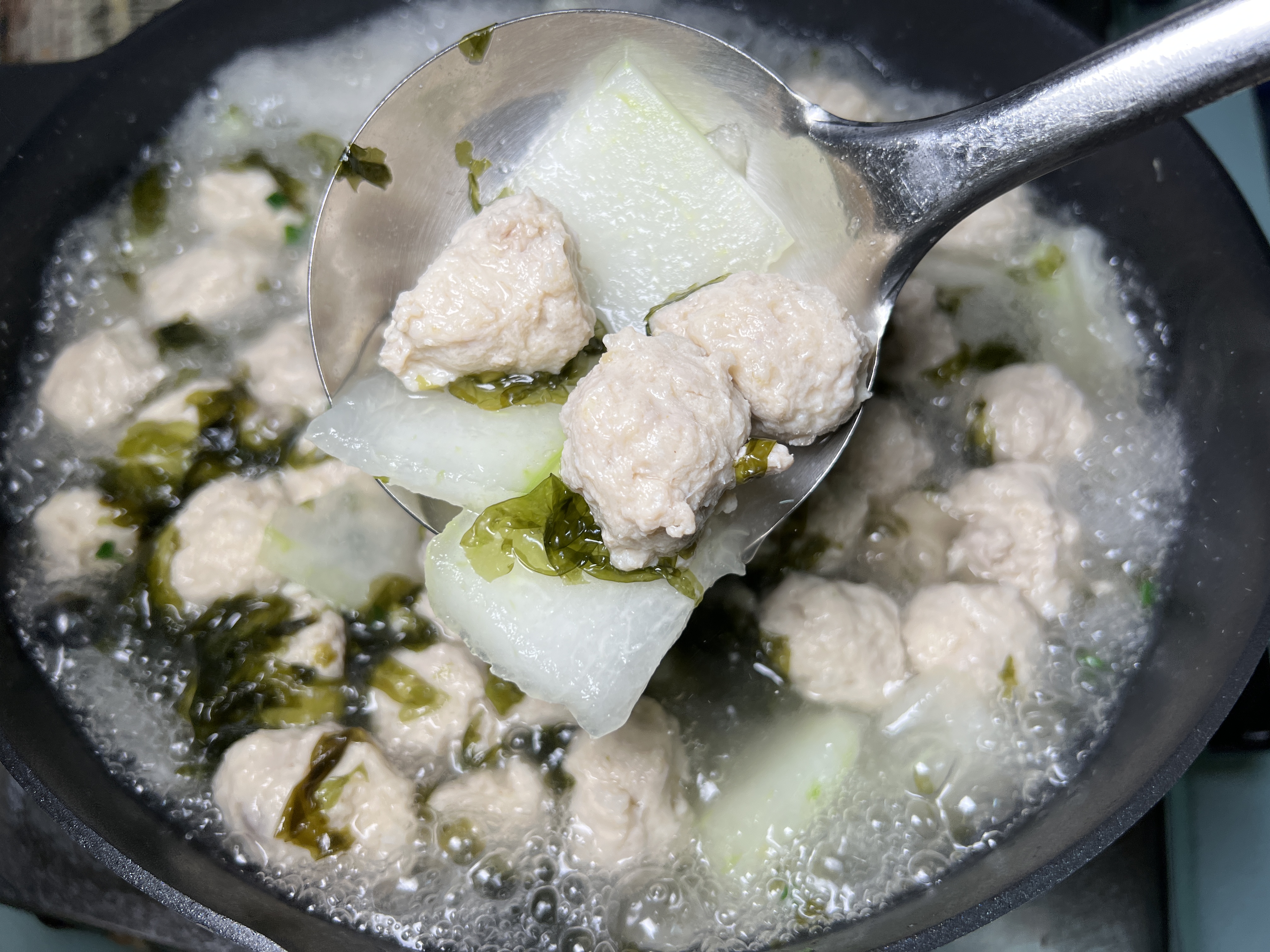 冬瓜丸子汤的家常做法,丸子Q弹有嚼劲,冬瓜软烂入味,能喝三碗