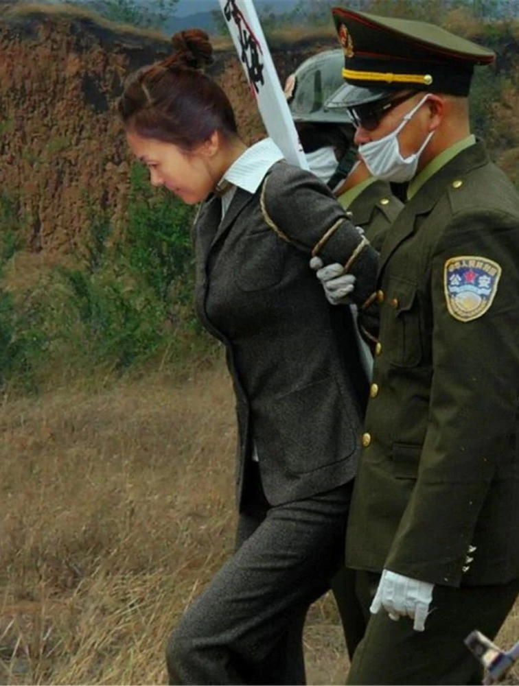 2005年,河南枪决死刑犯真实影像,女死刑犯执行前仍不服判决(2)-度小视