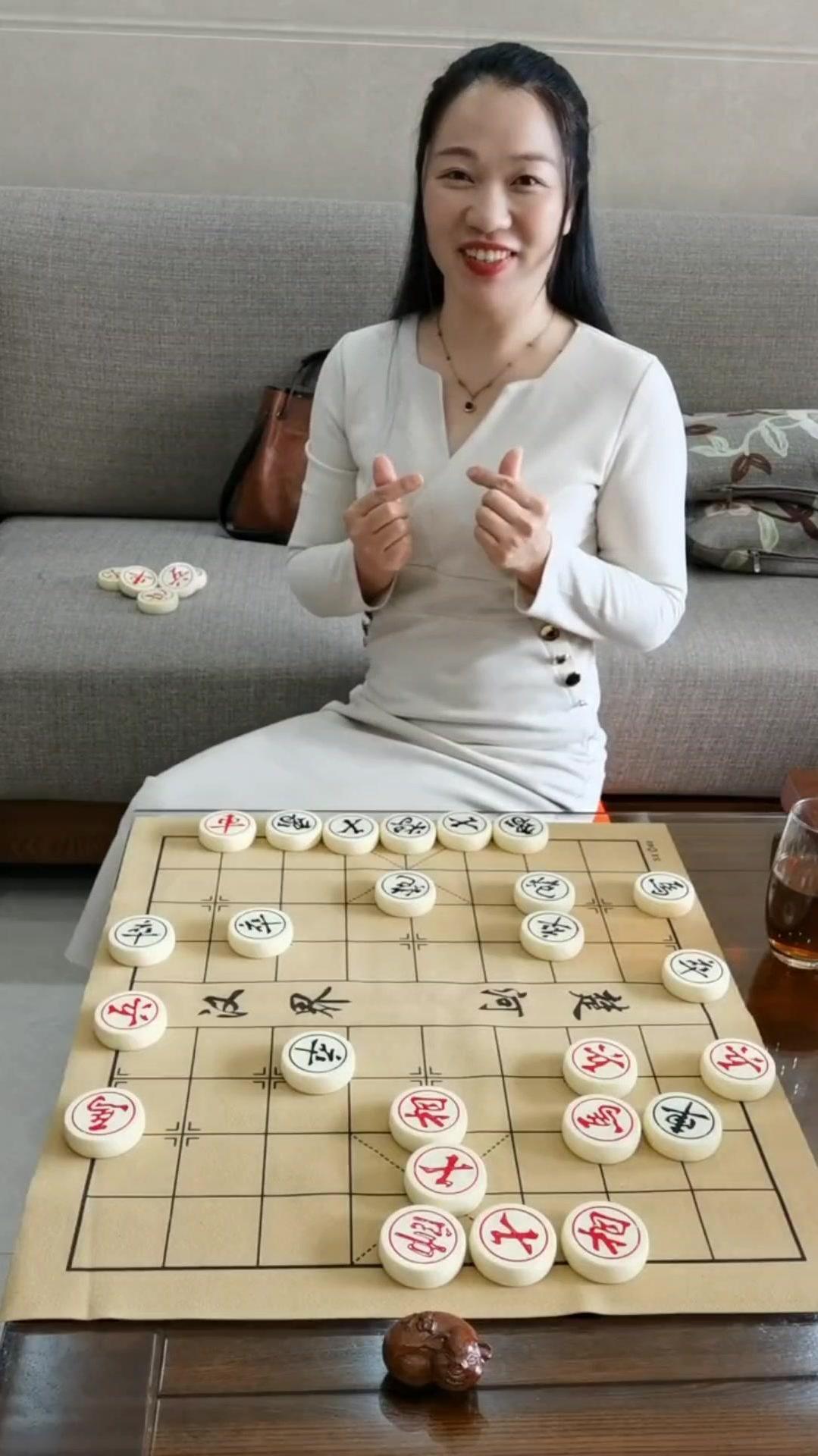 象棋对弈:美女下的怎么样?