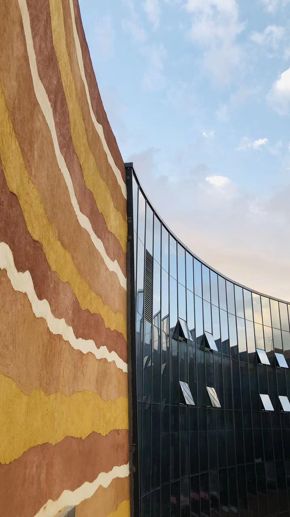 现代艺术与大自然的融合-水墨丹霞彩色夯土墙建筑