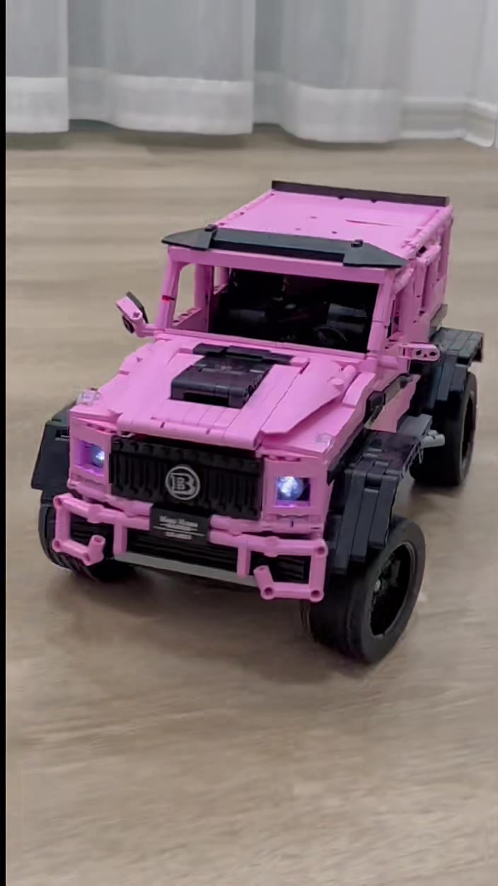 拼好的粉色奔驰大g