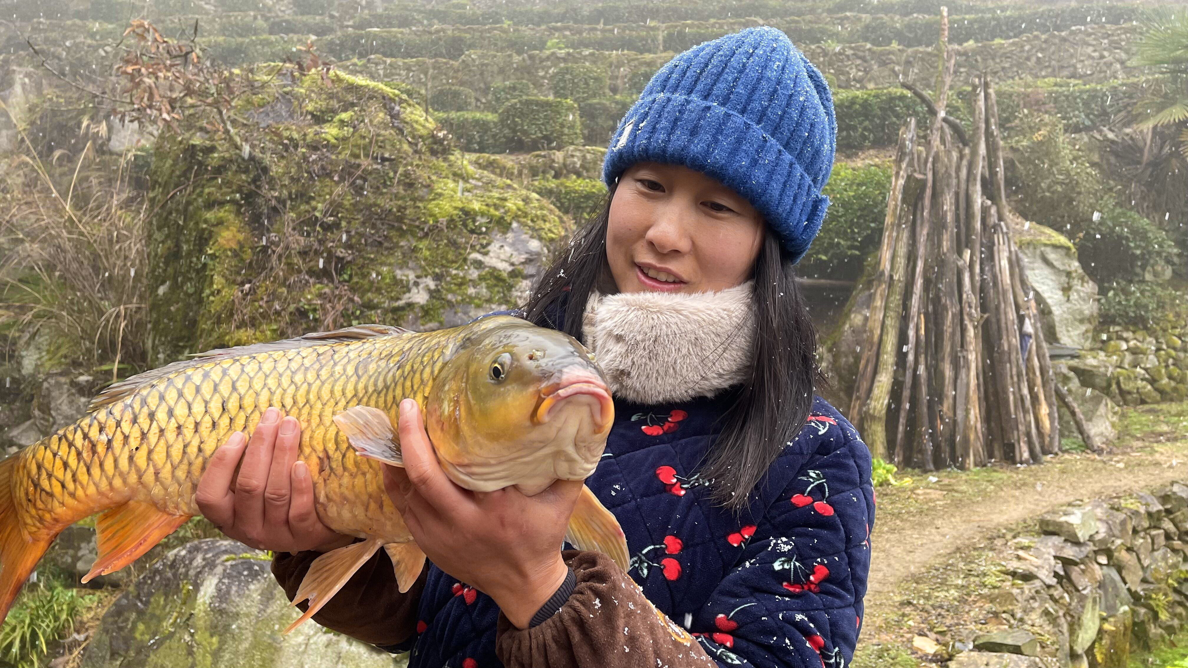 下雪天少不了吃火锅,抓条鱼拿来铁锅炖,汤鲜味美,舒坦又解馋