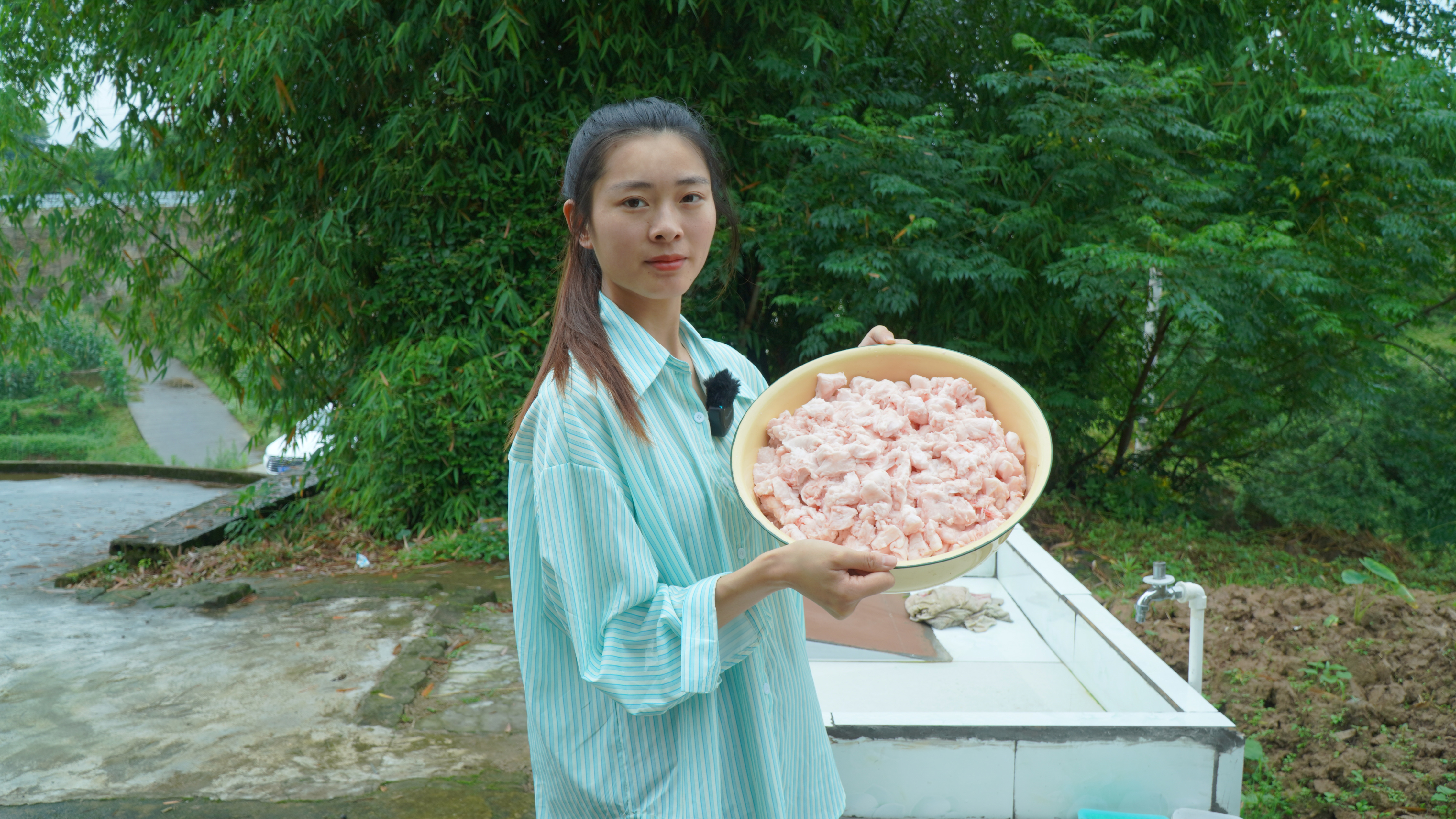 300元买了20斤土猪肥肉,用柴火慢慢熬,看看能出多少猪油?