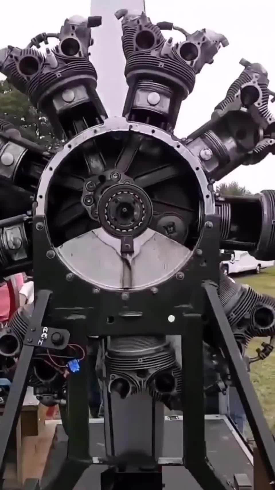 9缸星型发动机,也只有天上飞的,有这个配置了!