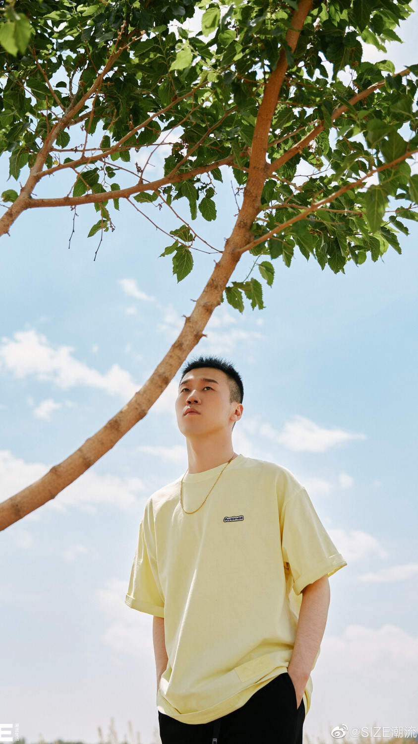 杨九郎现身活动,脱下大褂换上西装,这气质简直太上头了!-度小视