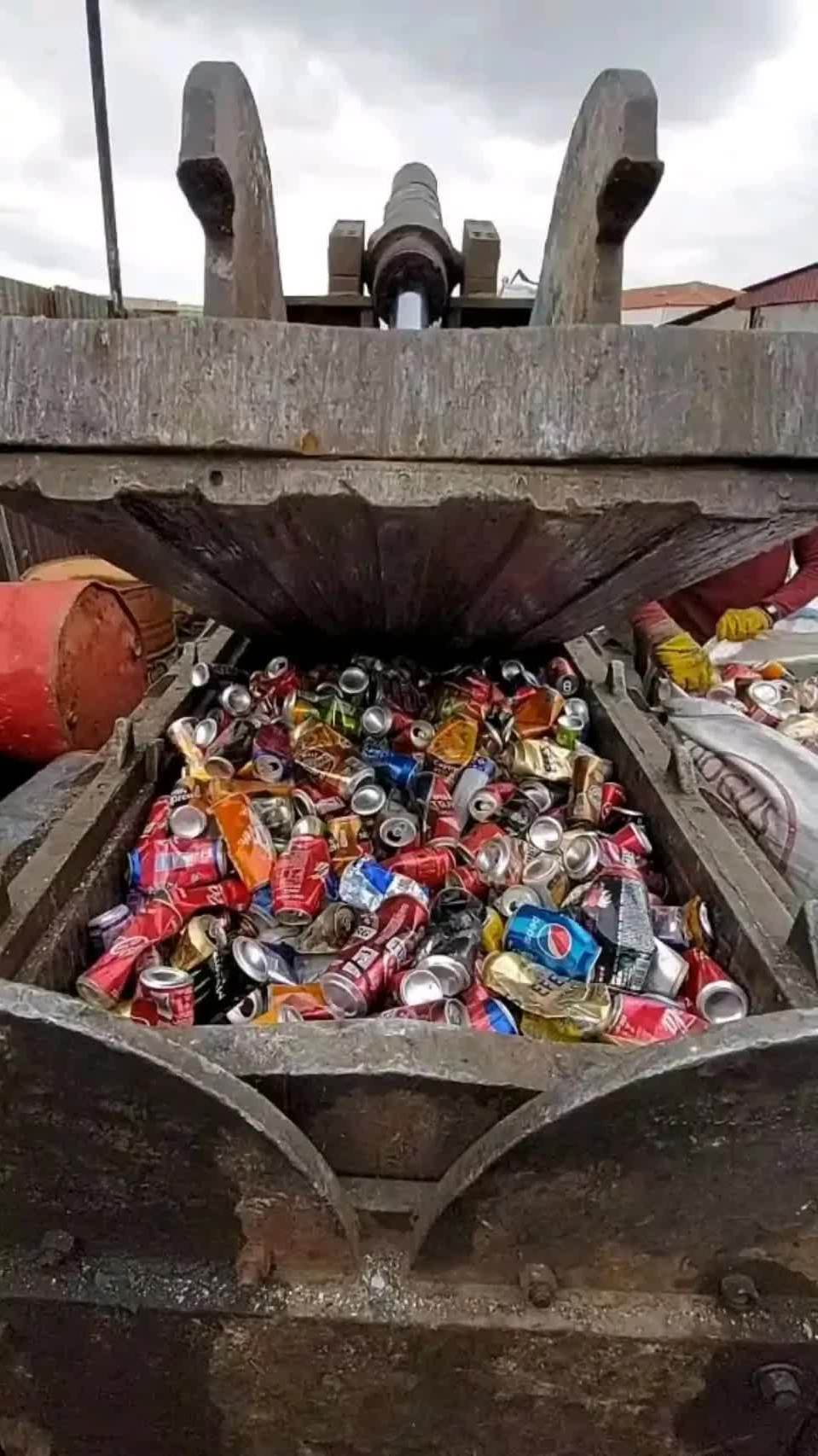 回收的易拉罐该怎么处理?先看看这打包机的投入还不小-度小视