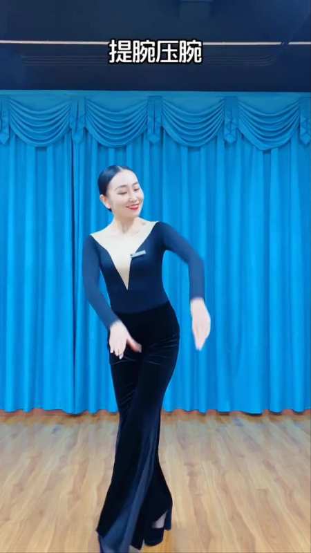优美形体蒙古舞手与肩的练习来啦!它是训练肩膀灵活性提炼