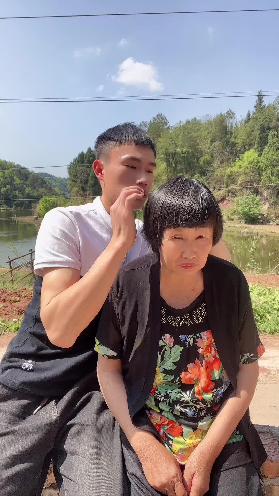 天气好给妈妈洗个头,妈妈生了我,儿不嫌母丑,你生我,我养你老